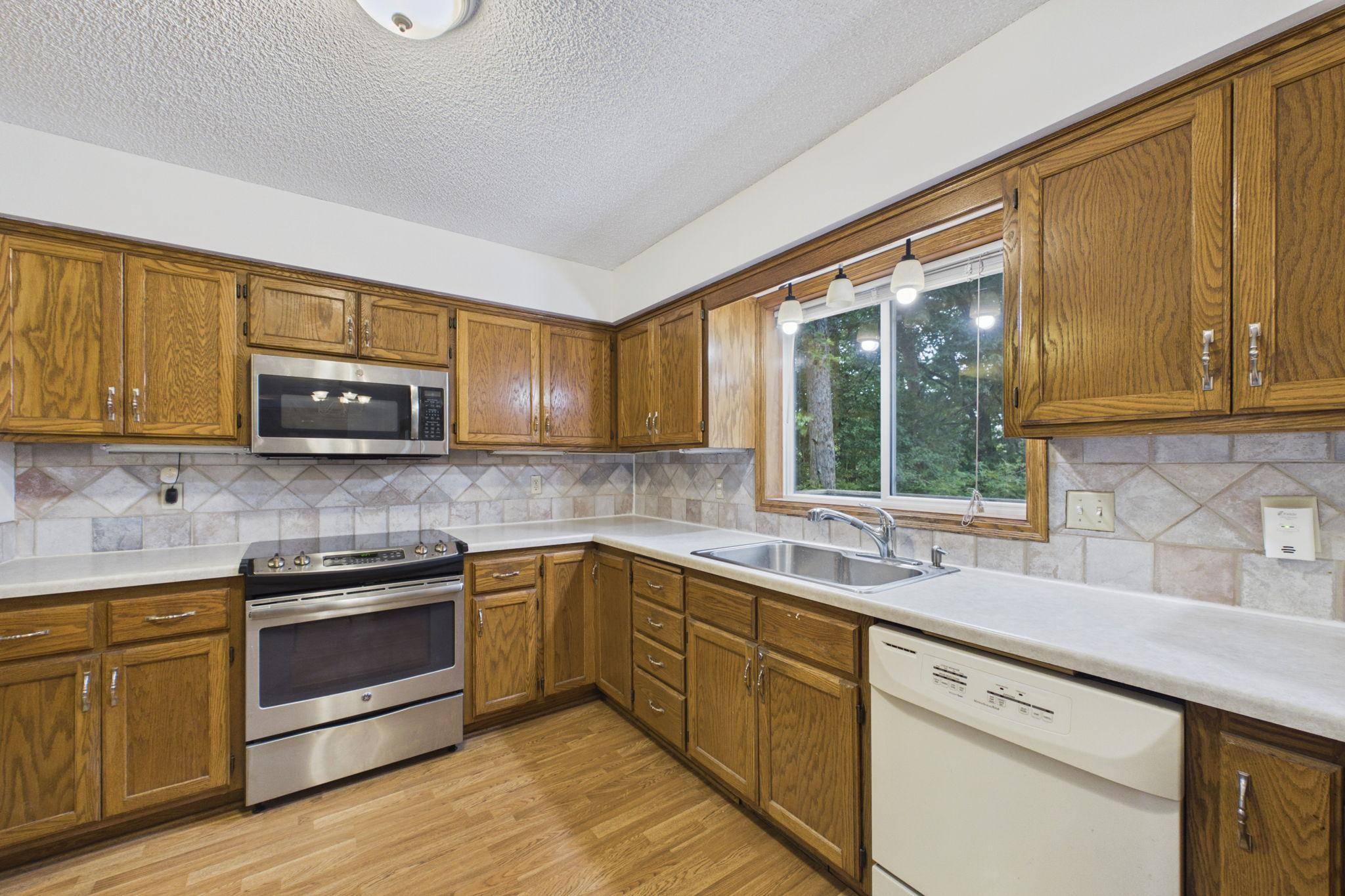7018 43rd ST N, Oakdale, MN 55128