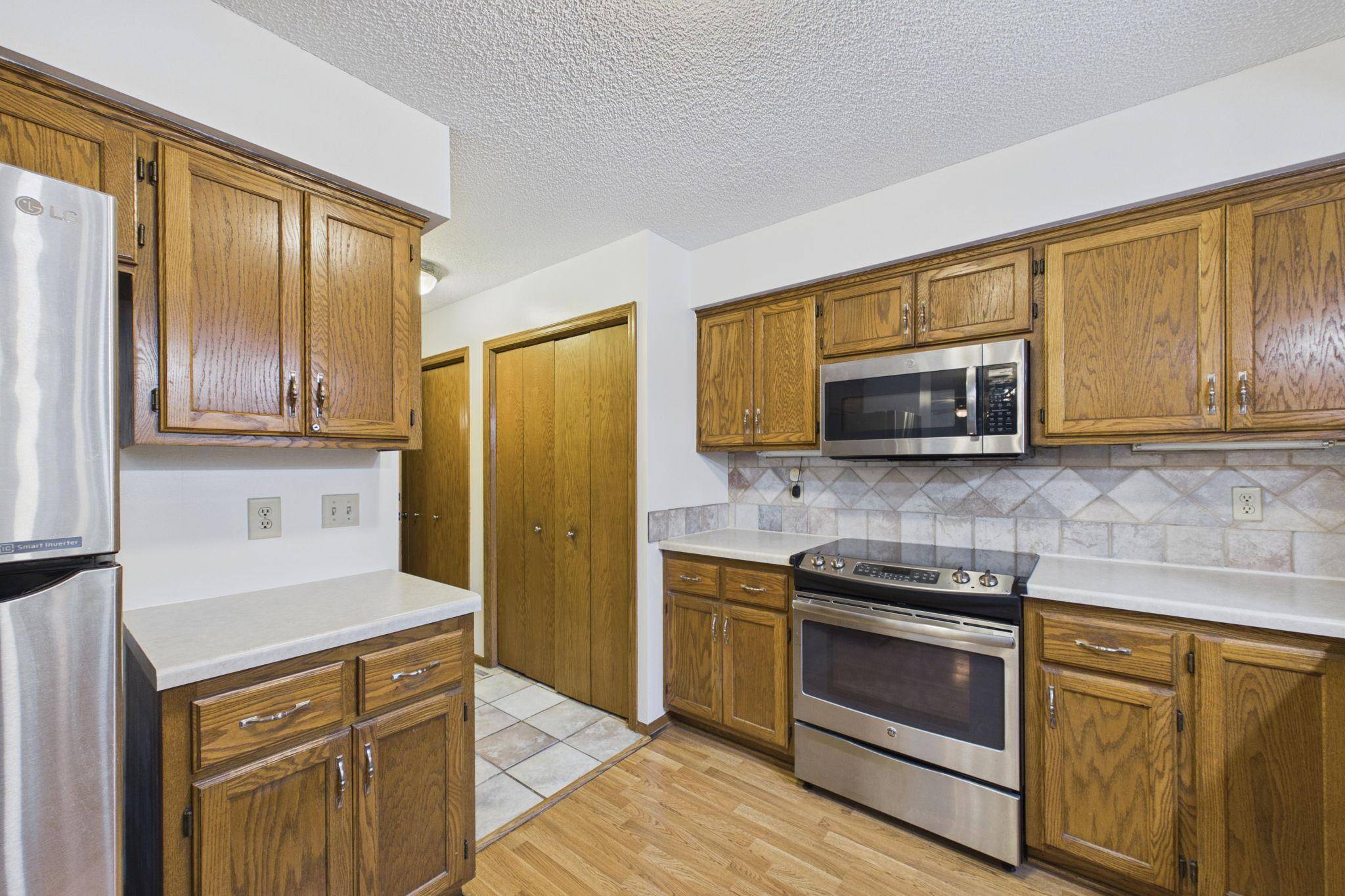 7018 43rd ST N, Oakdale, MN 55128
