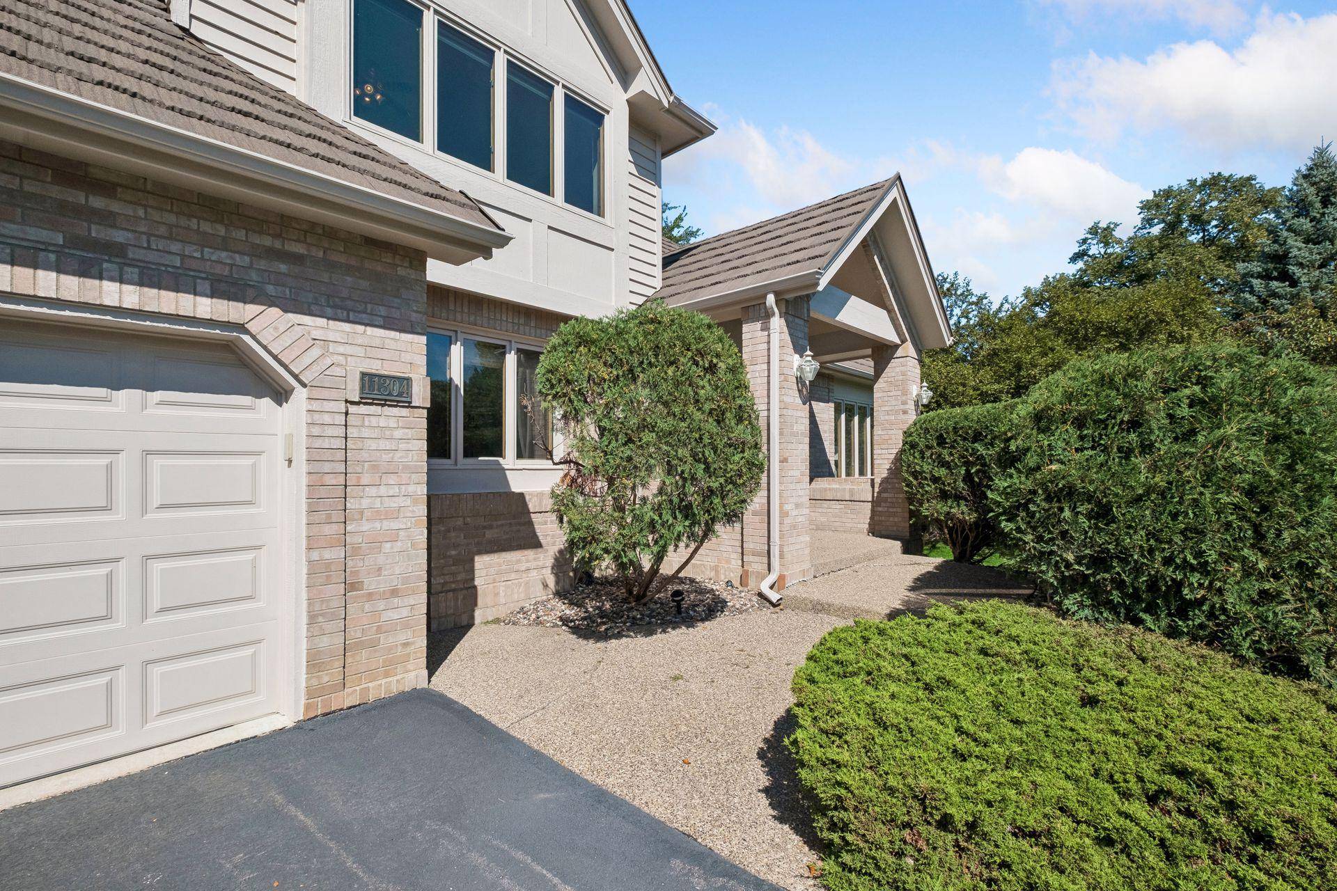 11304 Bluestem LN, Eden Prairie, MN 55347