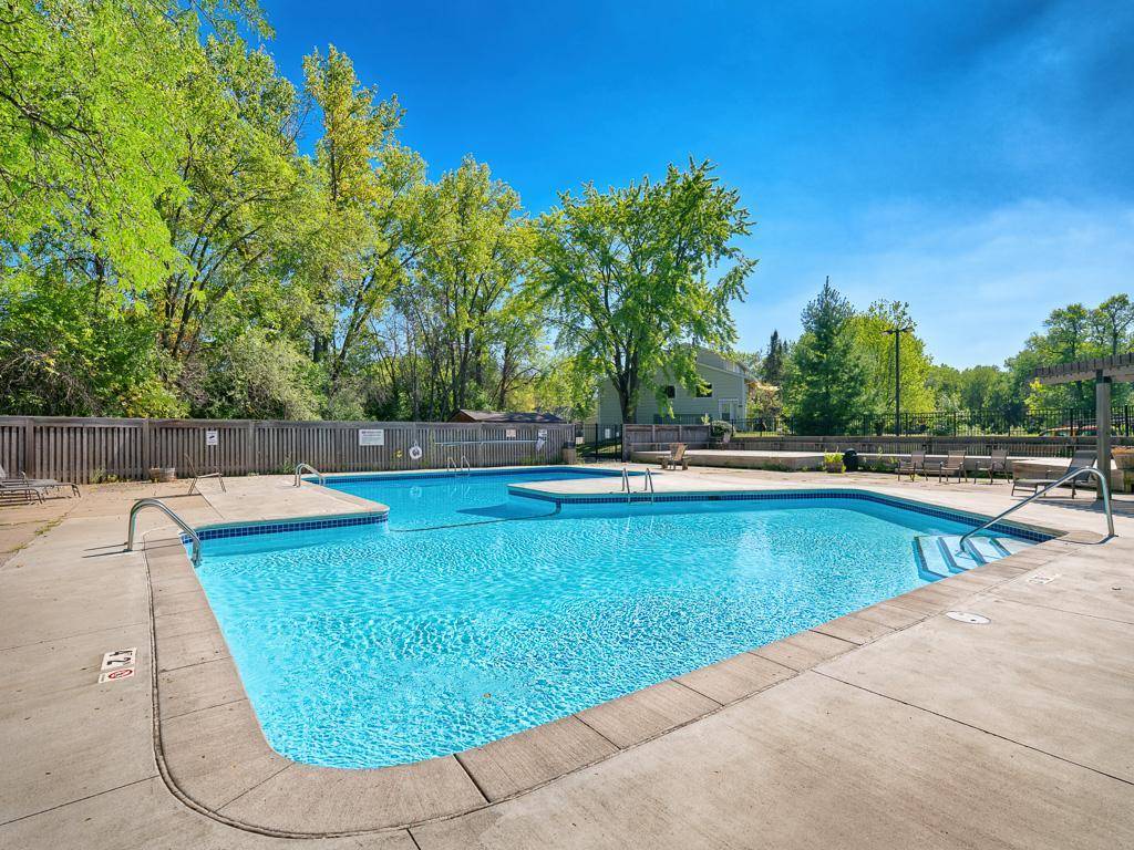 4954 Grenwich TRL N, Oakdale, MN 55128