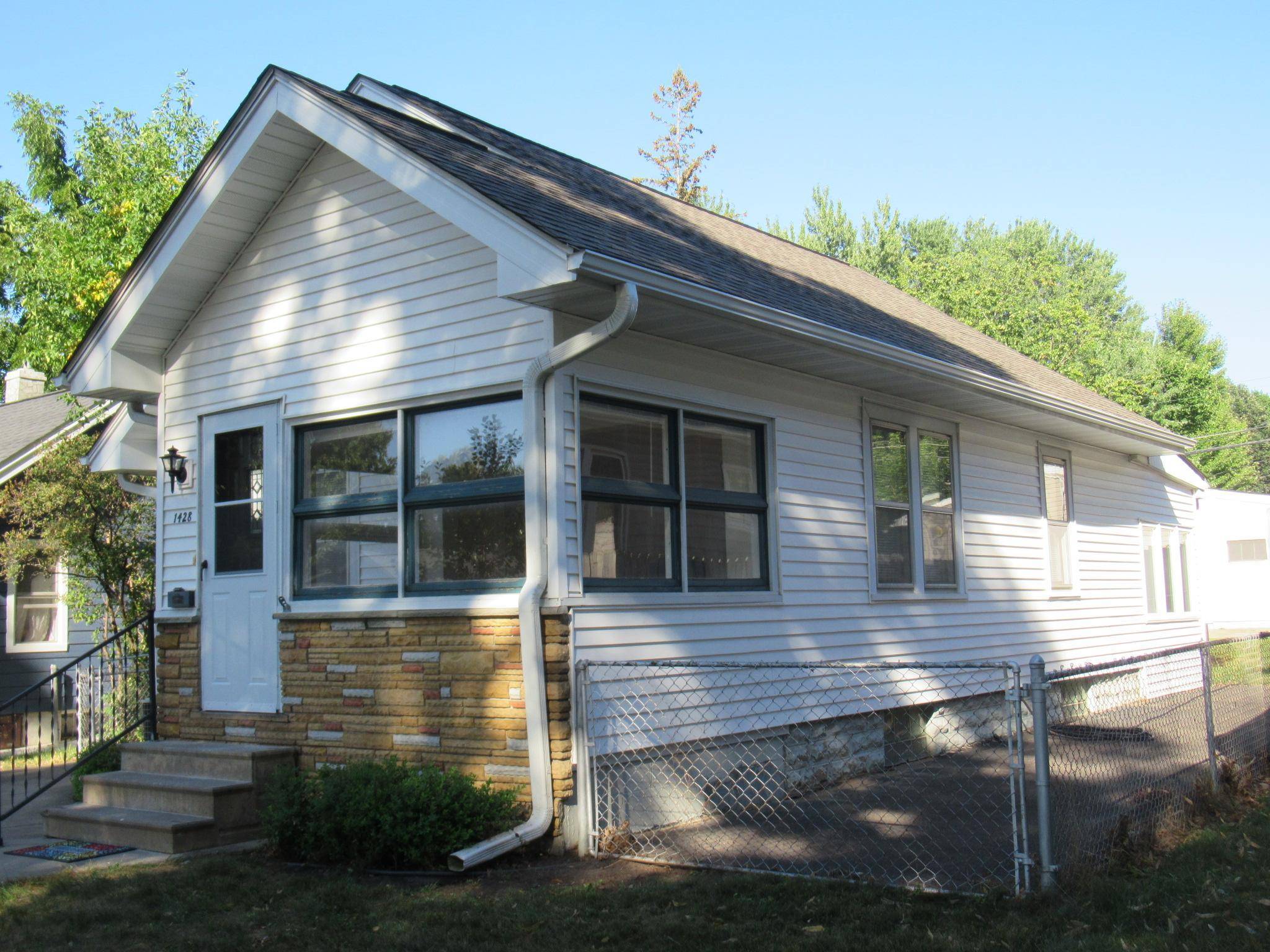 1428 Hazel ST N, Saint Paul, MN 55119