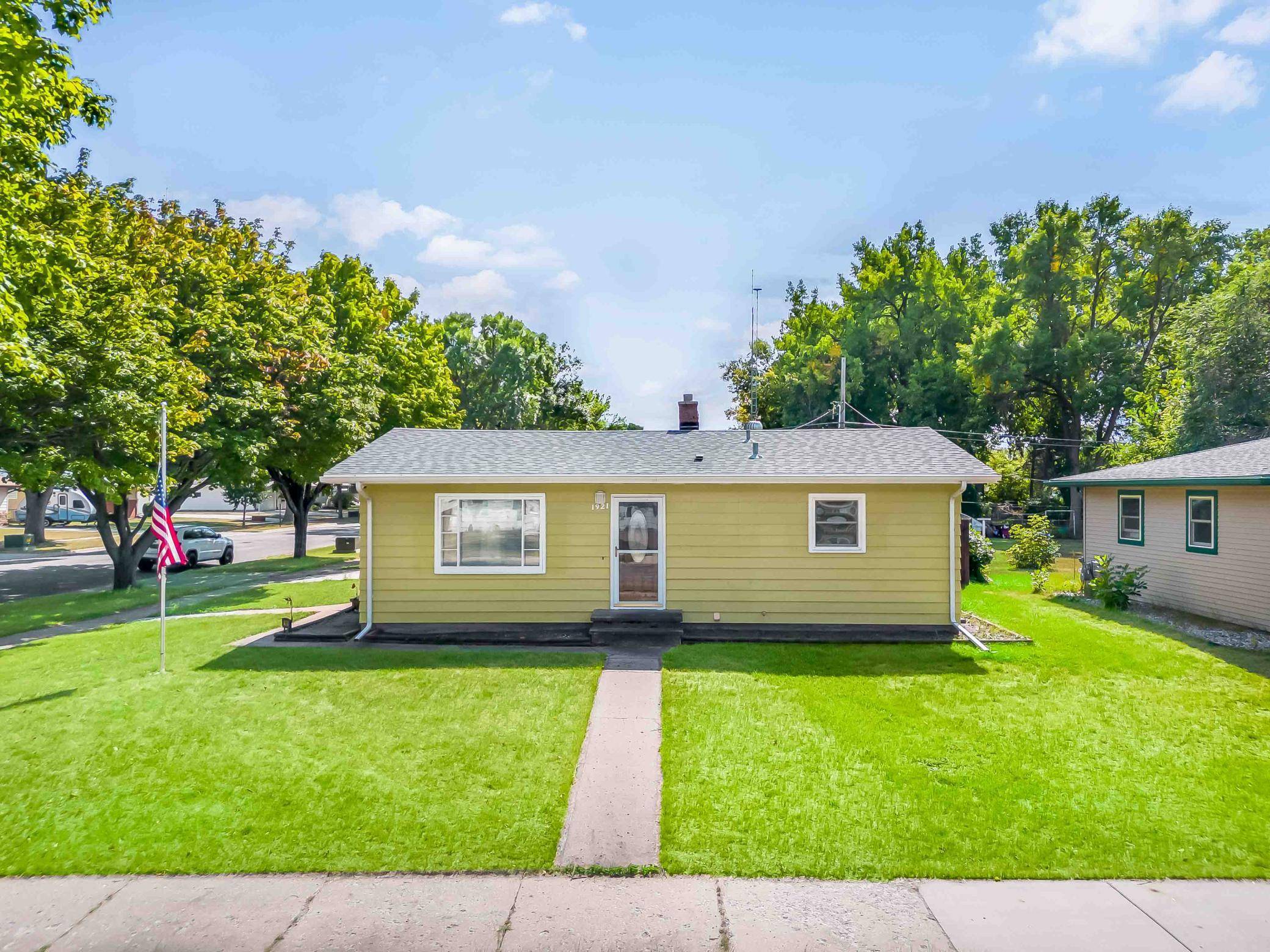 1921 N 10th AVE N, Moorhead, MN 56560