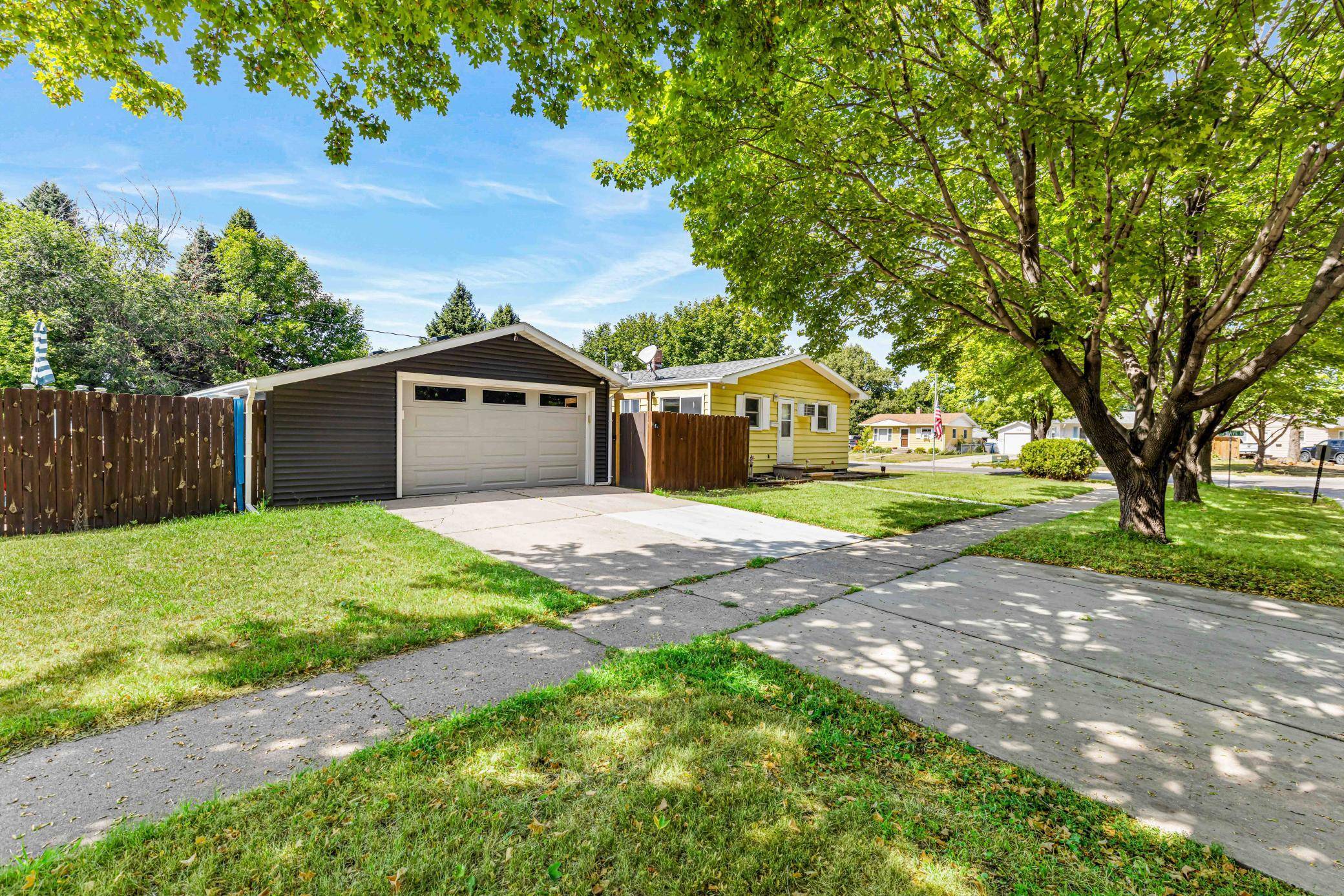 1921 N 10th AVE N, Moorhead, MN 56560