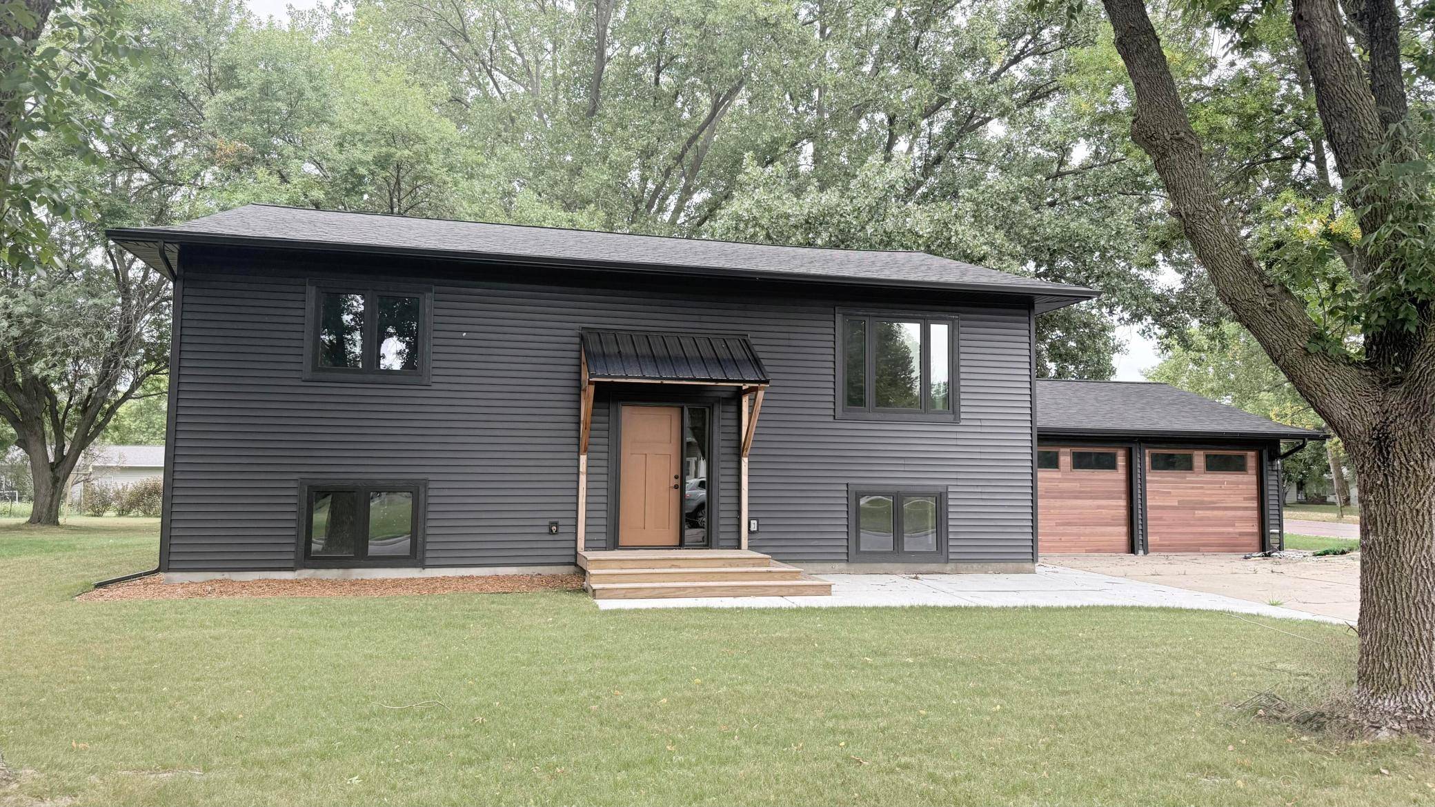 100 Edgewood DR, Redwood Falls, MN 56283