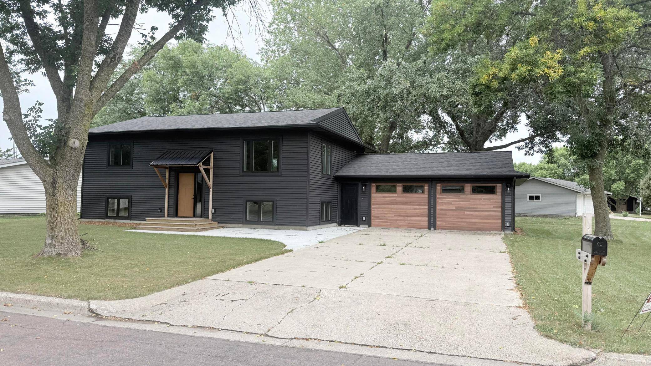 100 Edgewood DR, Redwood Falls, MN 56283
