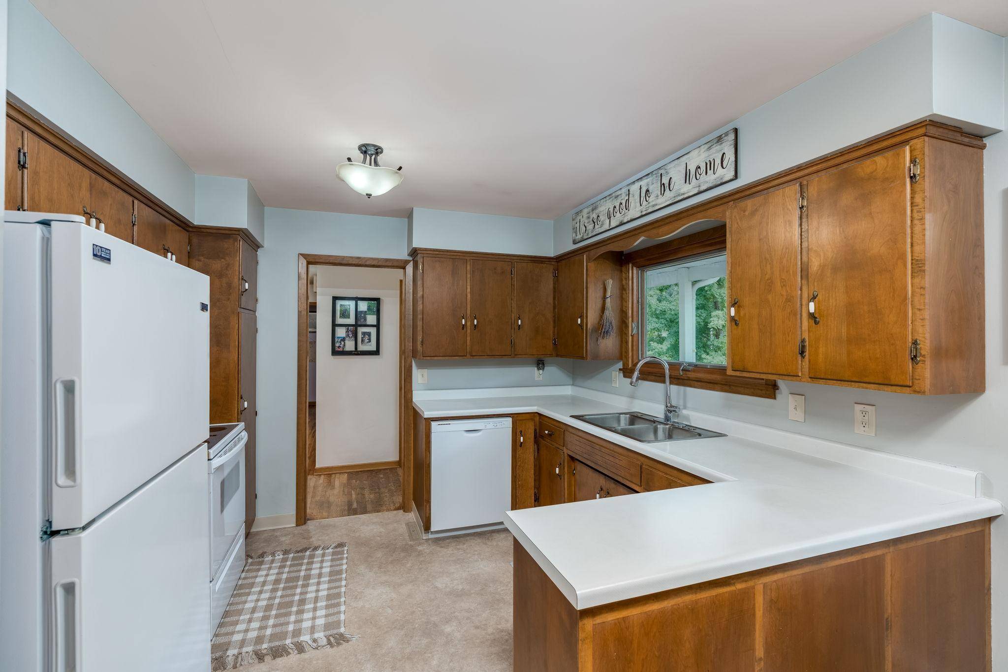 828 Lower Johnson CIR, Saint Peter, MN 56082