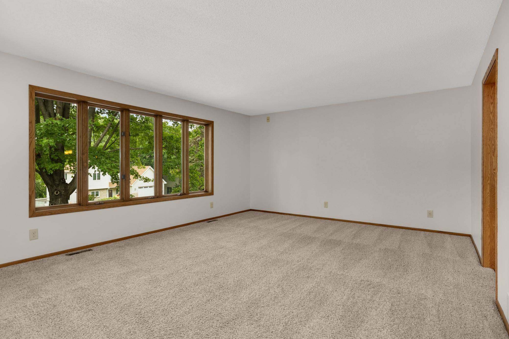 2064 Pin Oak DR, Eagan, MN 55122