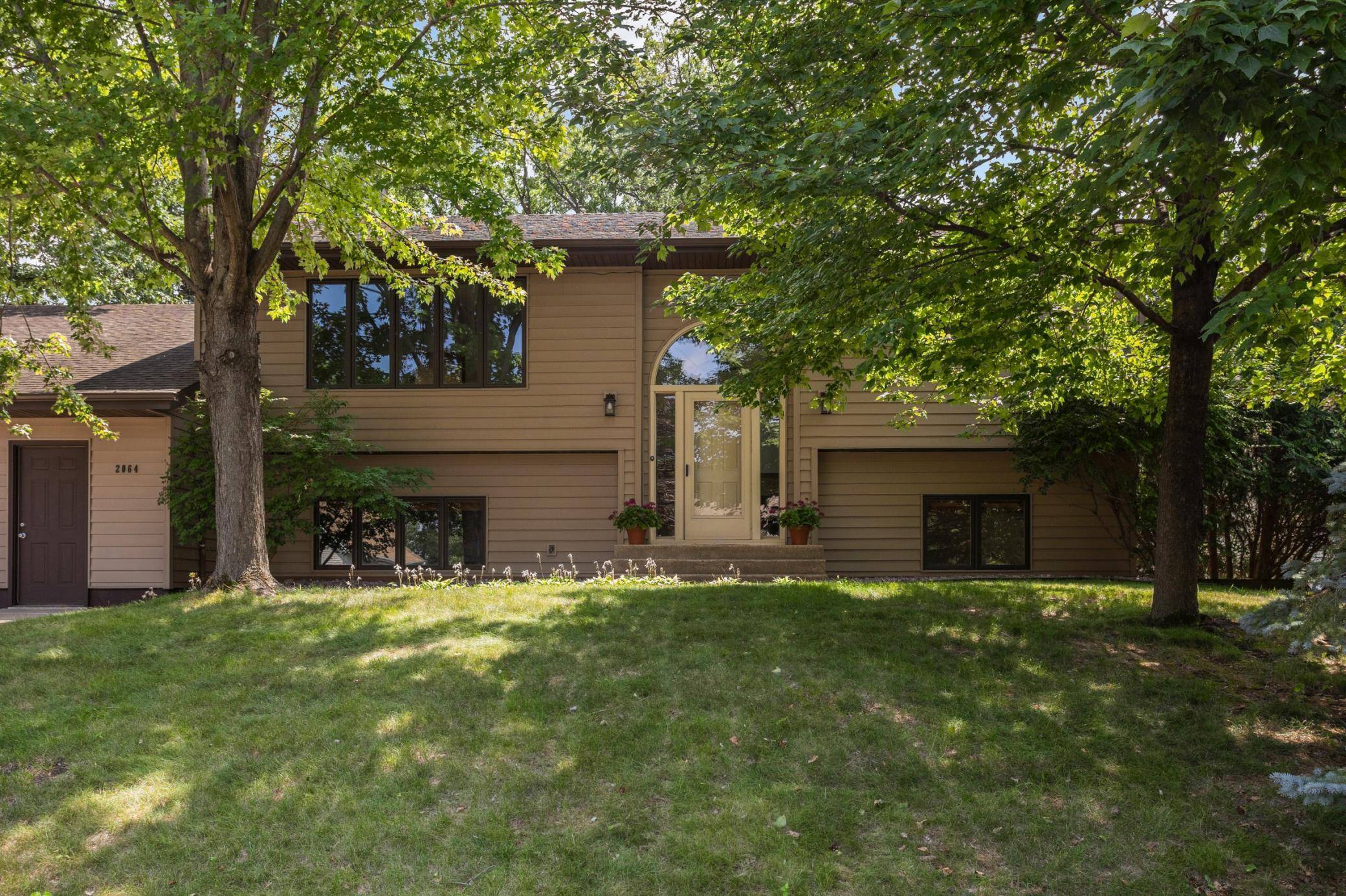 2064 Pin Oak DR, Eagan, MN 55122