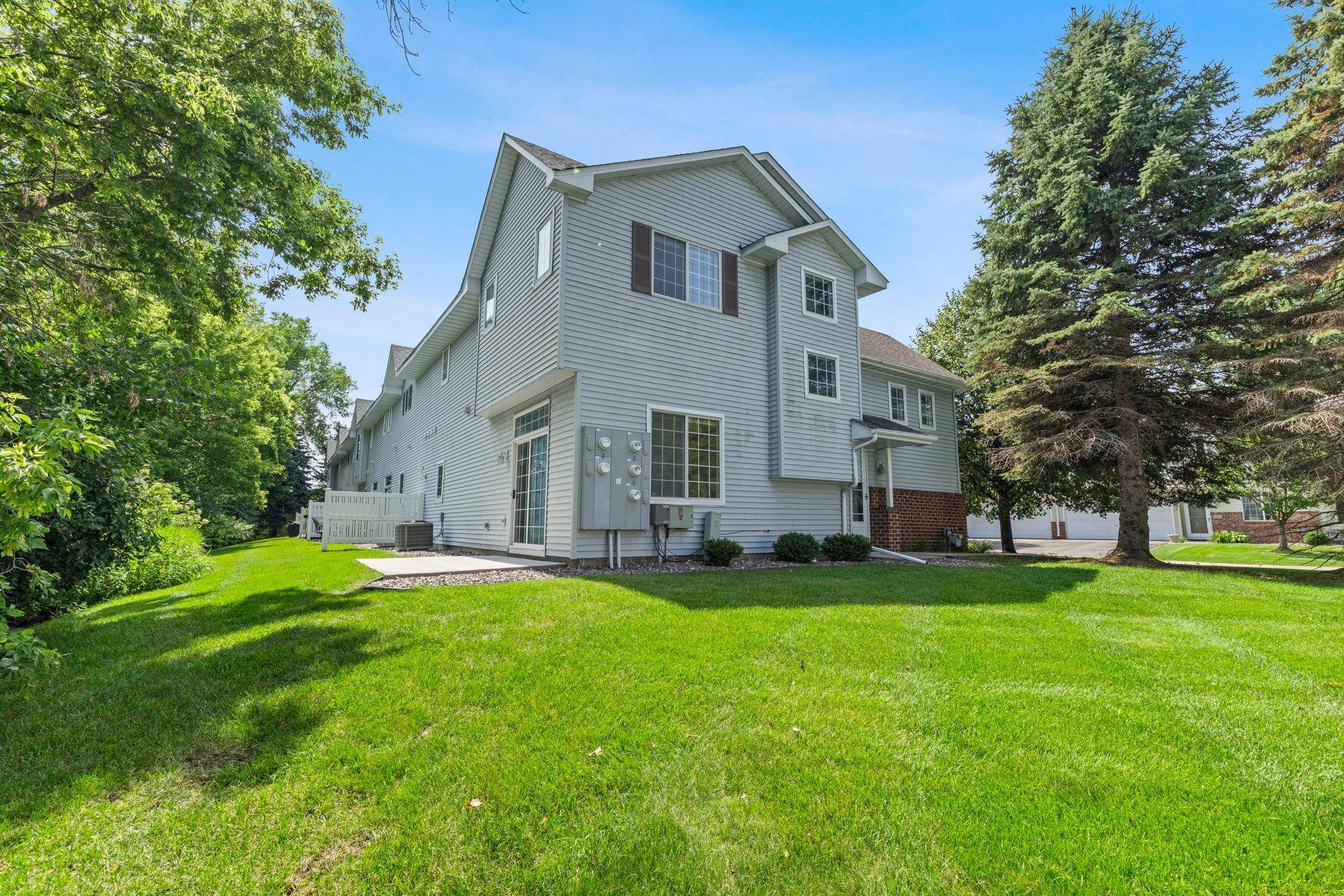 9050 Merrimac LN N, Maple Grove, MN 55311