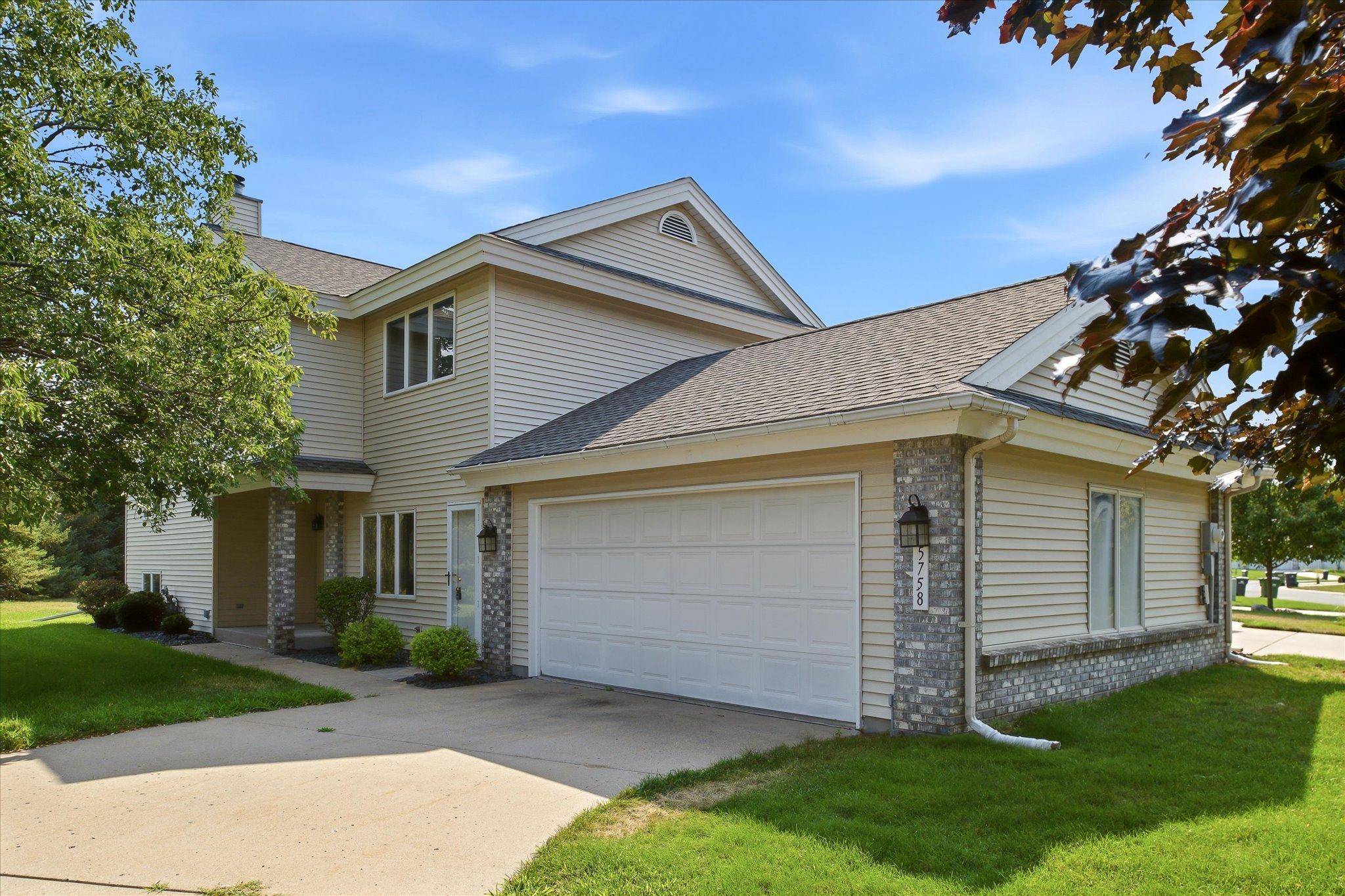 5758 Heather Ridge DR, Shoreview, MN 55126