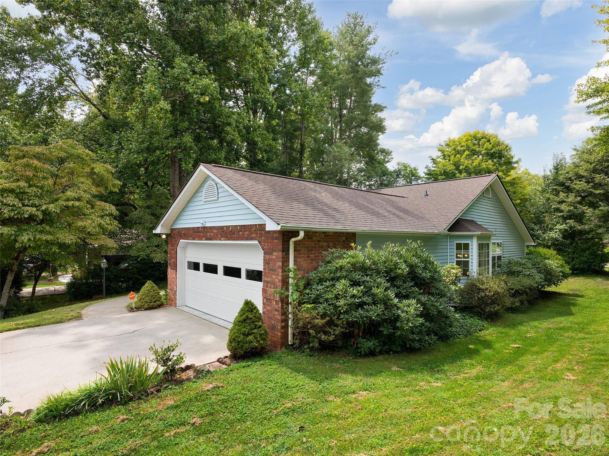 5 St Andrews DR, Etowah, NC 28729