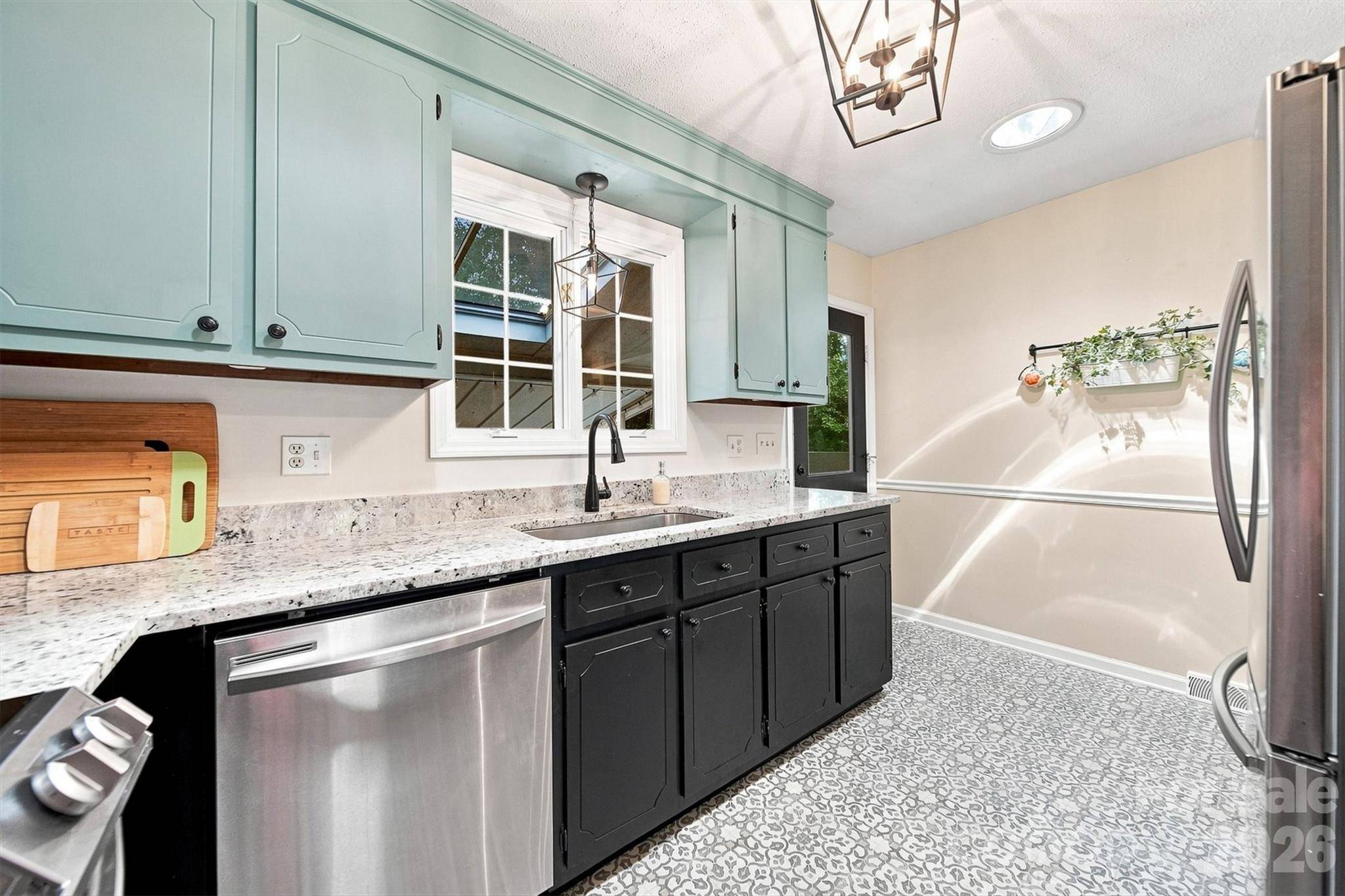 37 HOME PLACE LN, Hickory, NC 28601
