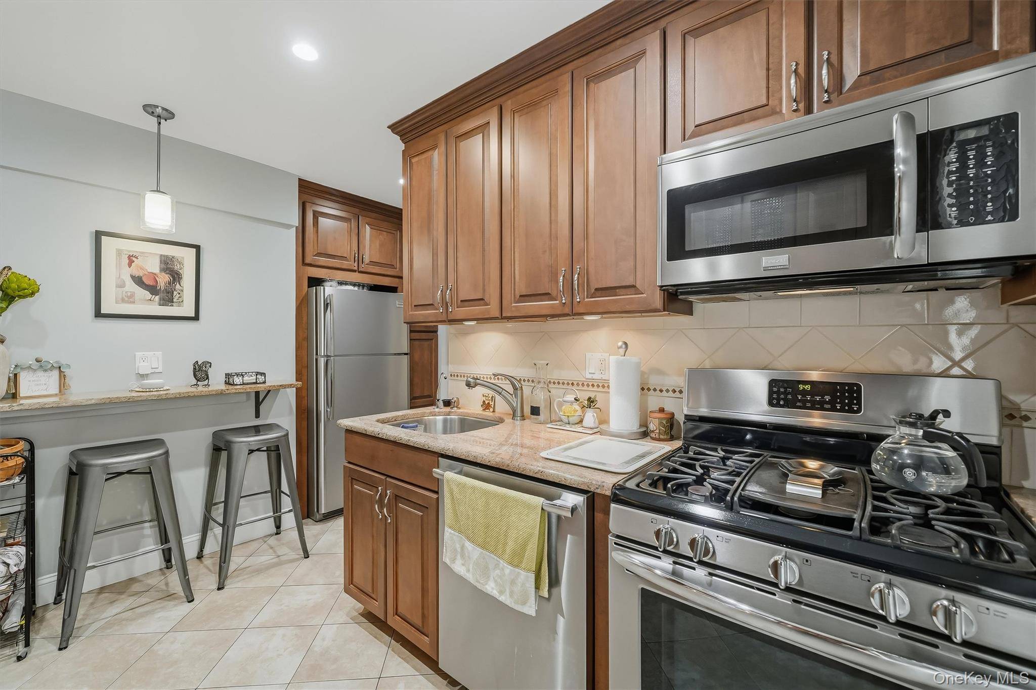 125 Bronx River RD #2F, Yonkers, NY 10704