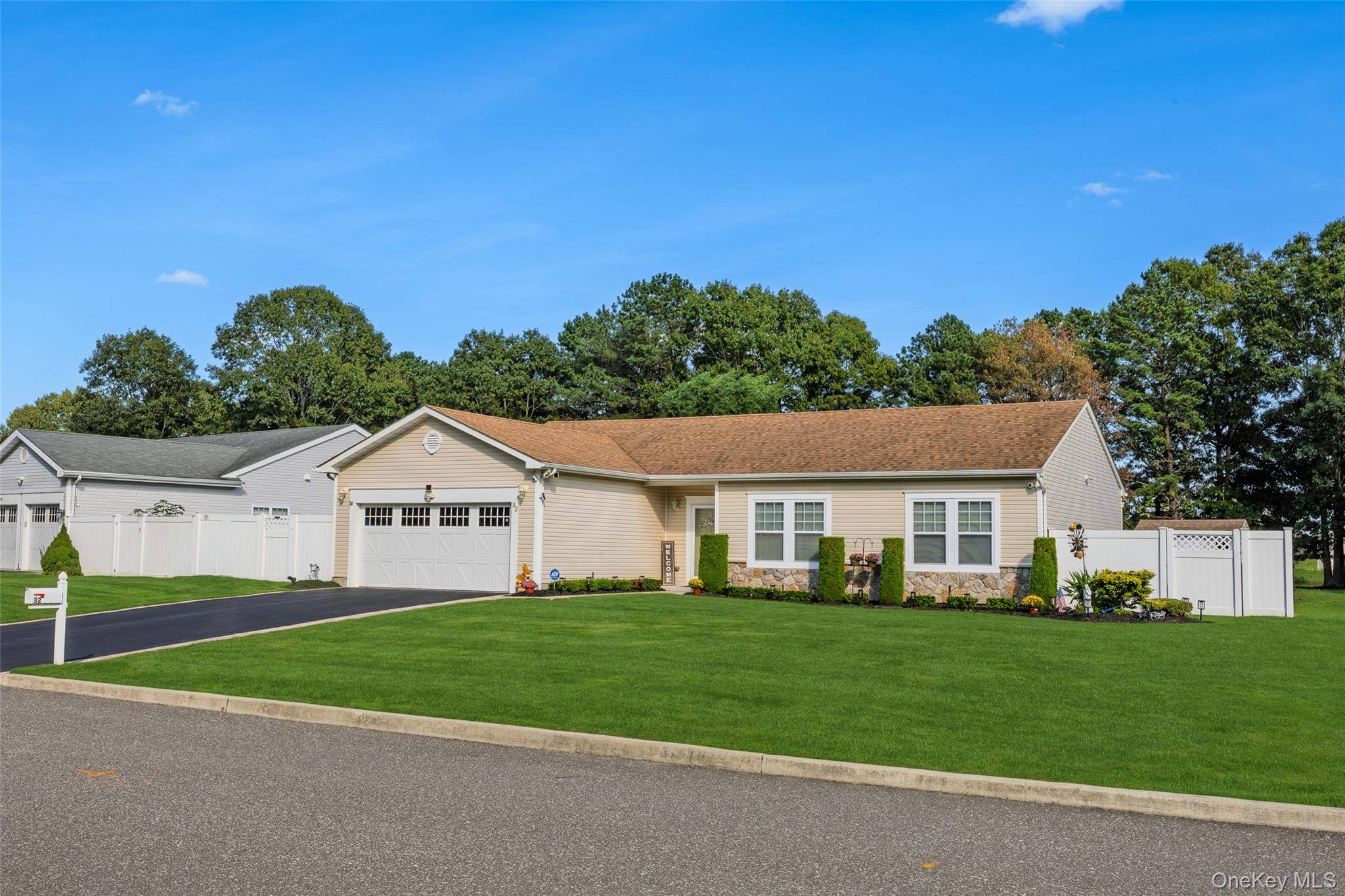 32 Pondview CIR, Shirley, NY 11967