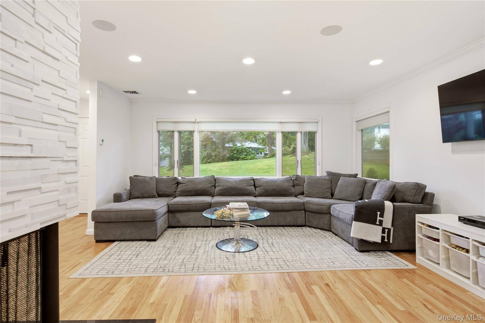 29 Sycamore DR, Roslyn, NY 11576