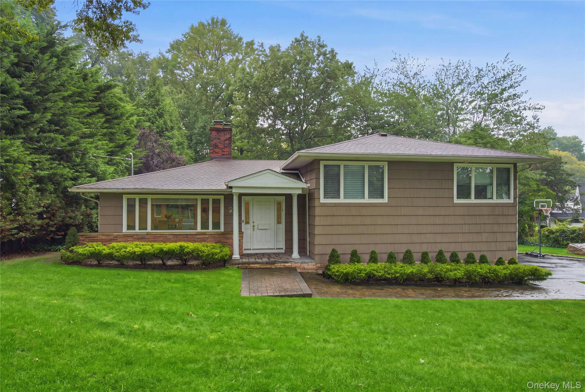 29 Sycamore DR, Roslyn, NY 11576