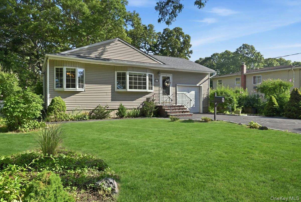 25 W Oakdale ST, Bay Shore, NY 11706