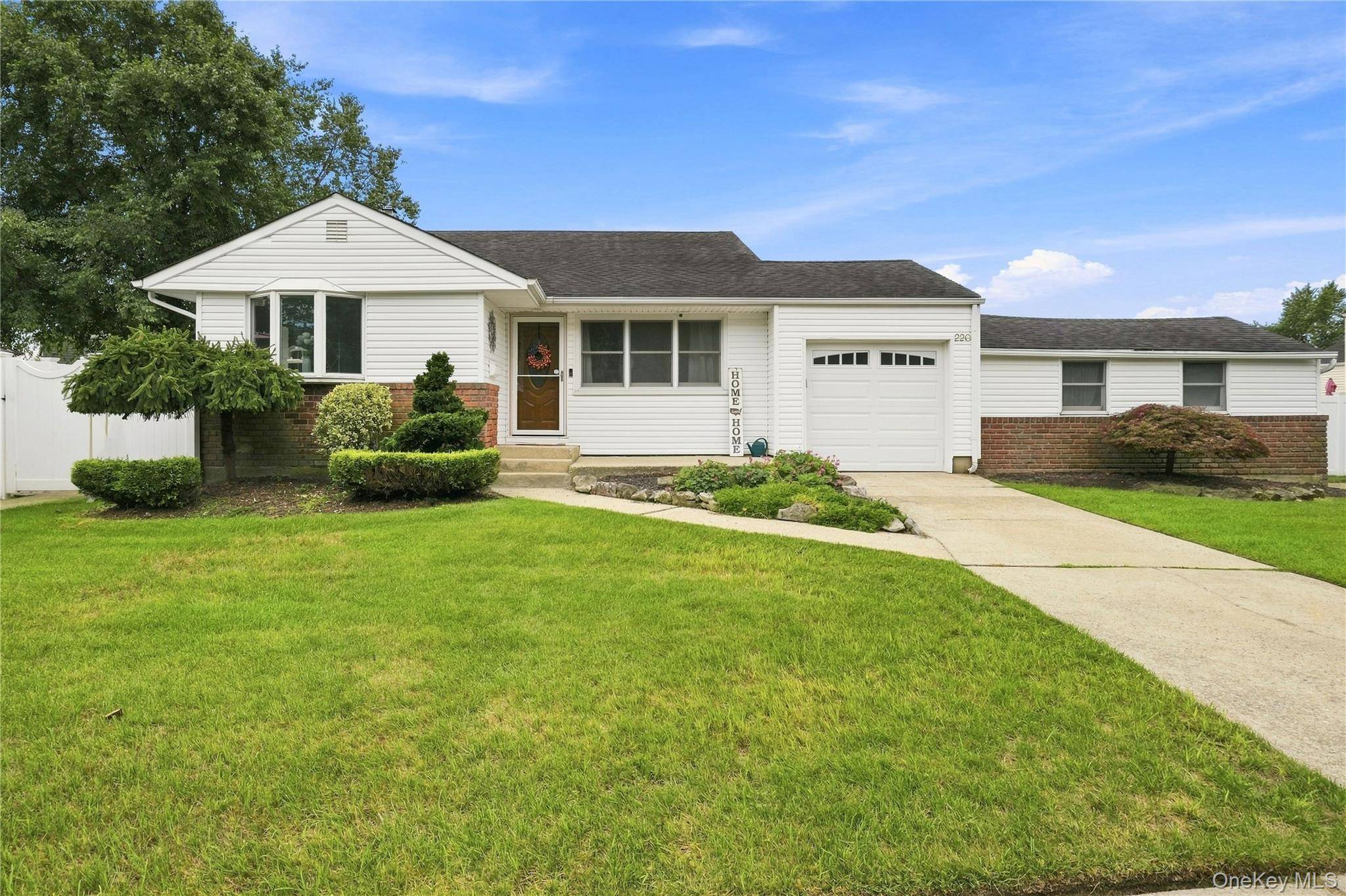 220 S Park DR, Massapequa Park, NY 11762