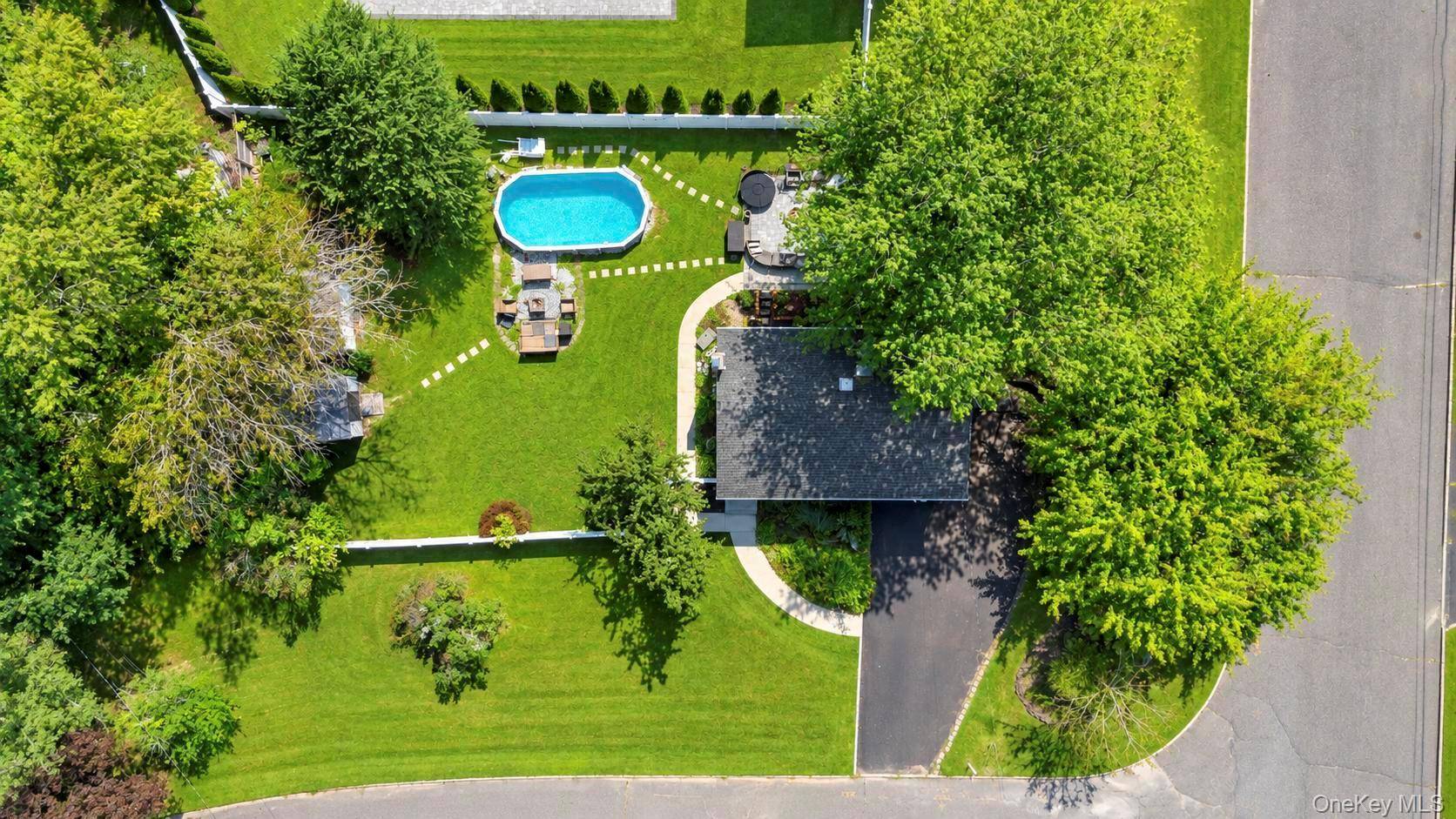 19 Badger LN, East Setauket, NY 11733