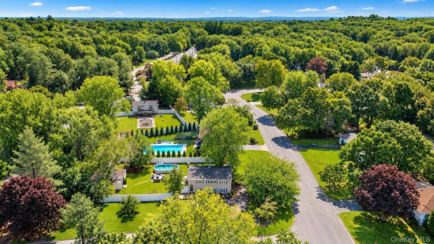 19 Badger LN, East Setauket, NY 11733