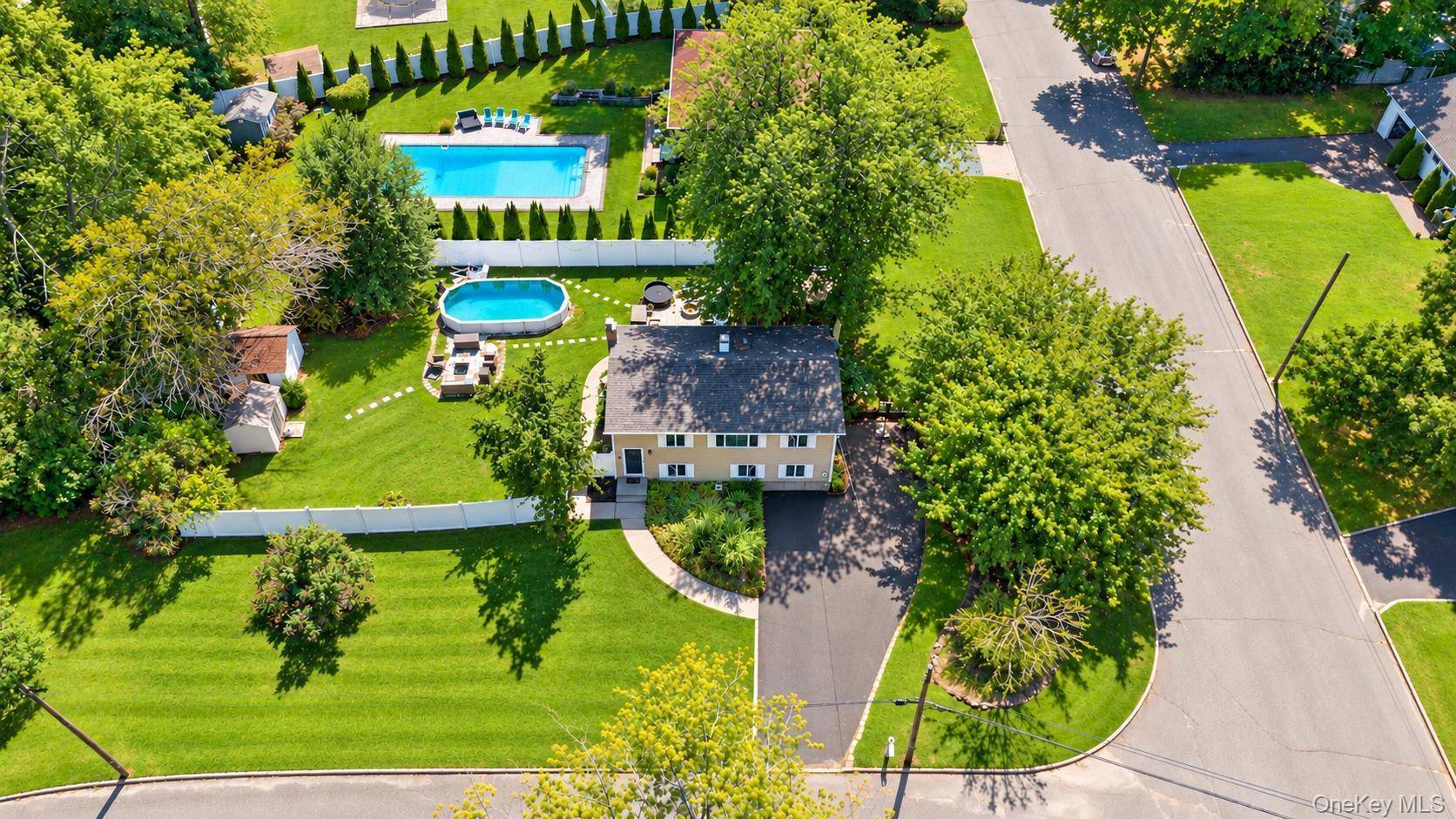 19 Badger LN, East Setauket, NY 11733