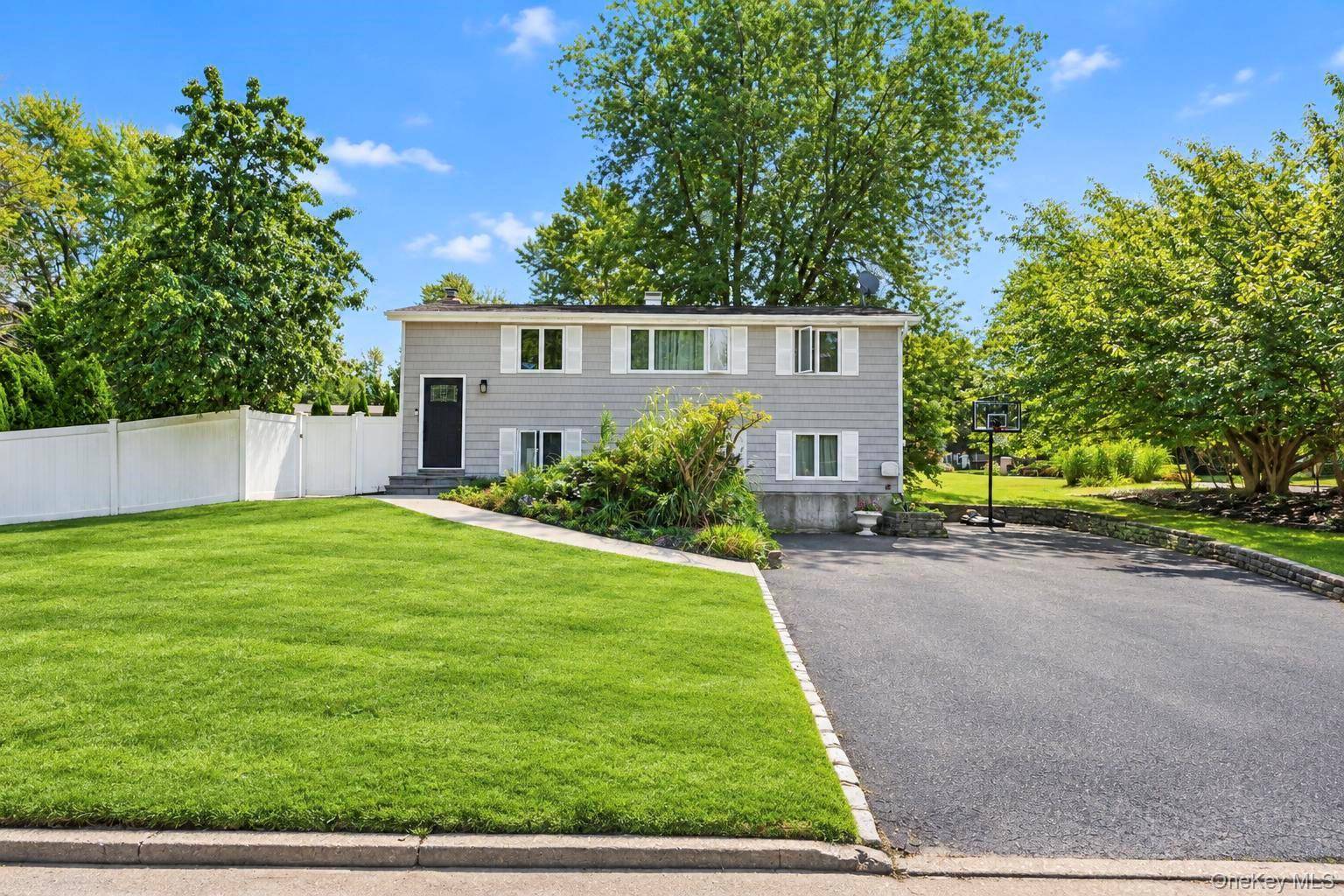 19 Badger LN, East Setauket, NY 11733