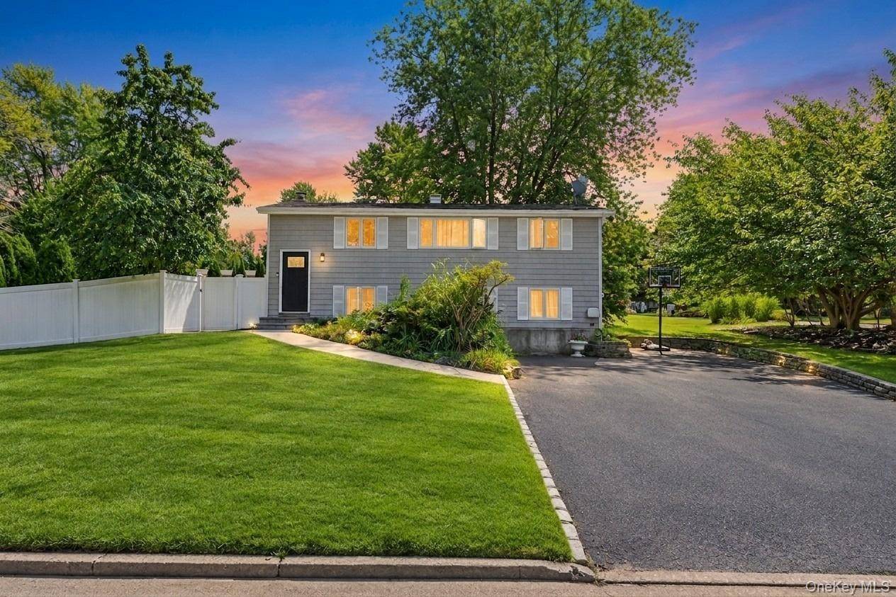 19 Badger LN, East Setauket, NY 11733