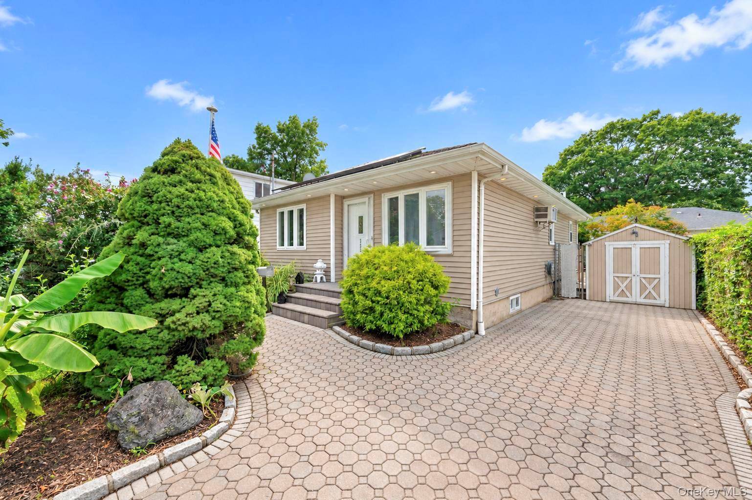 325 Beachview ST, Copiague, NY 11726