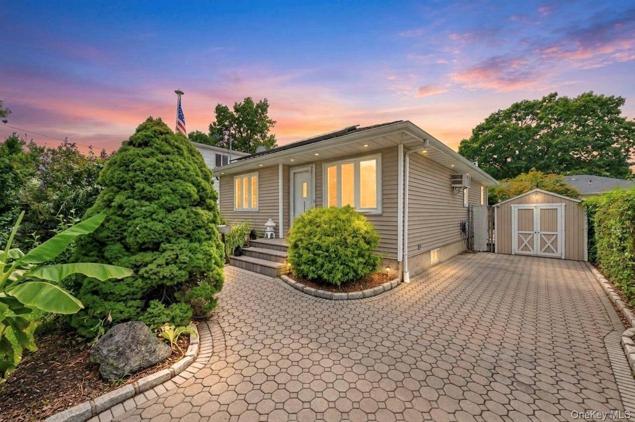 325 Beachview ST, Copiague, NY 11726