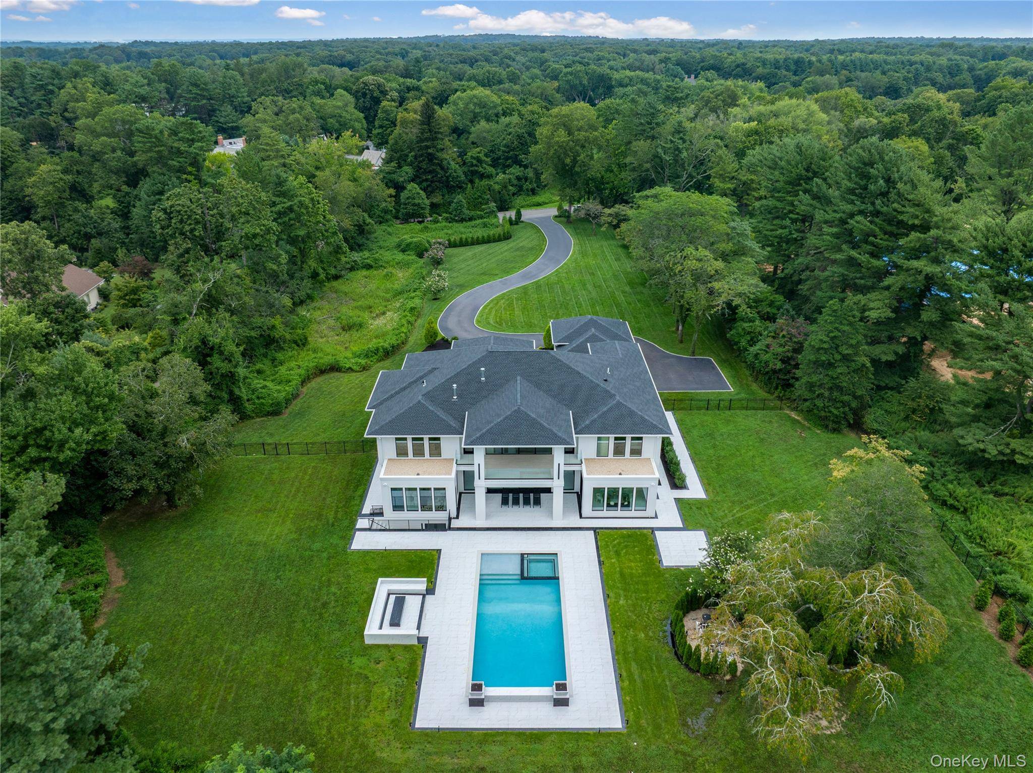 160 Hegemans LN, Old Brookville, NY 11545
