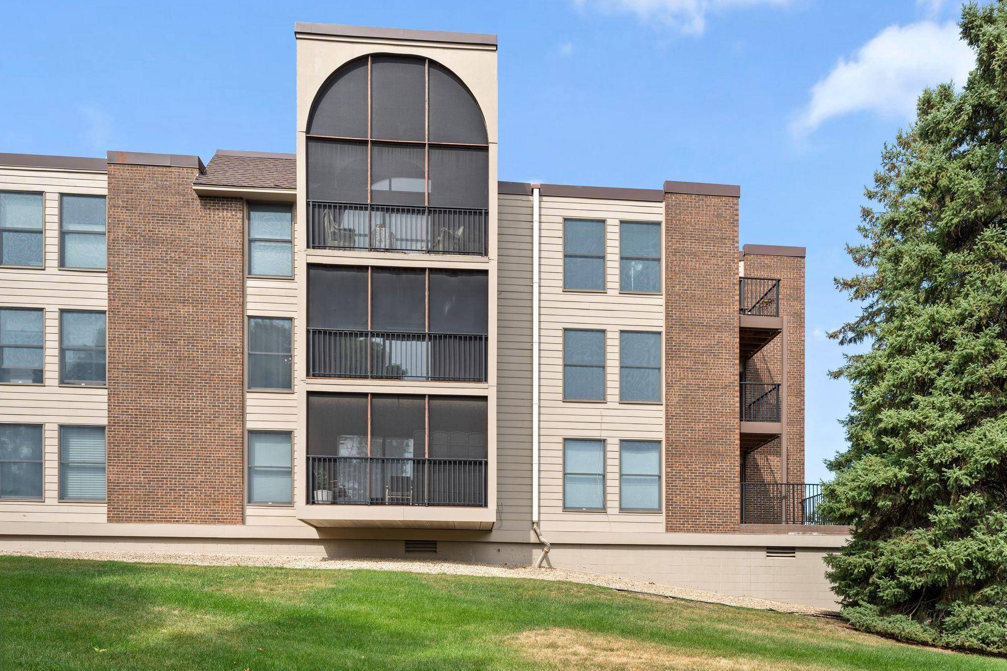 9500 Collegeview RD #206, Bloomington, MN 55437