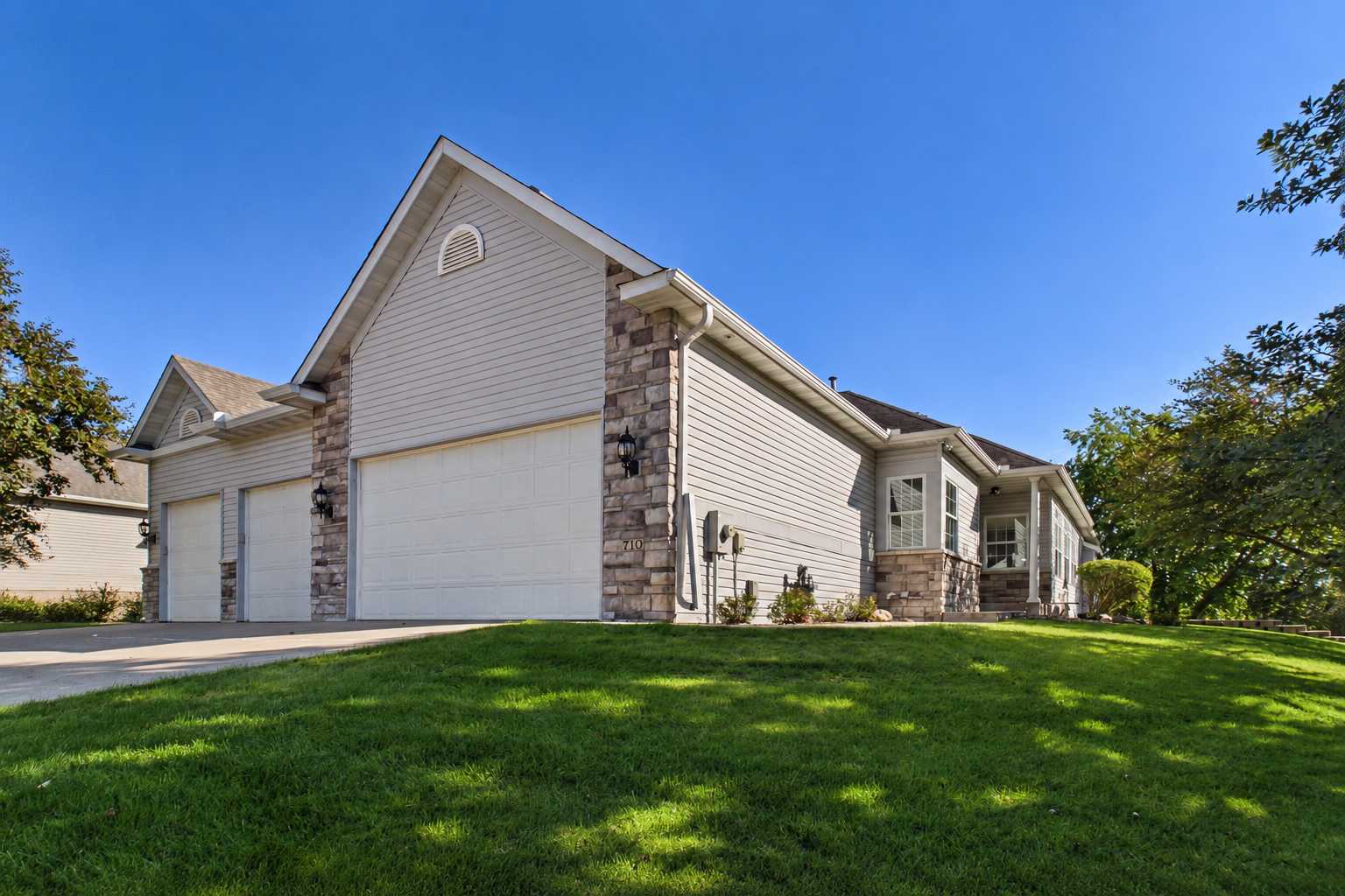 710 Gilfillan LN, White Bear Twp, MN 55127