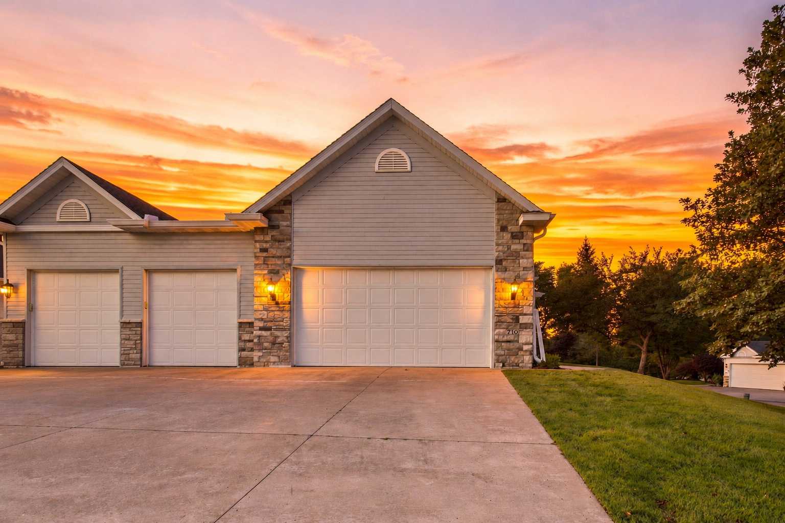 710 Gilfillan LN, White Bear Twp, MN 55127