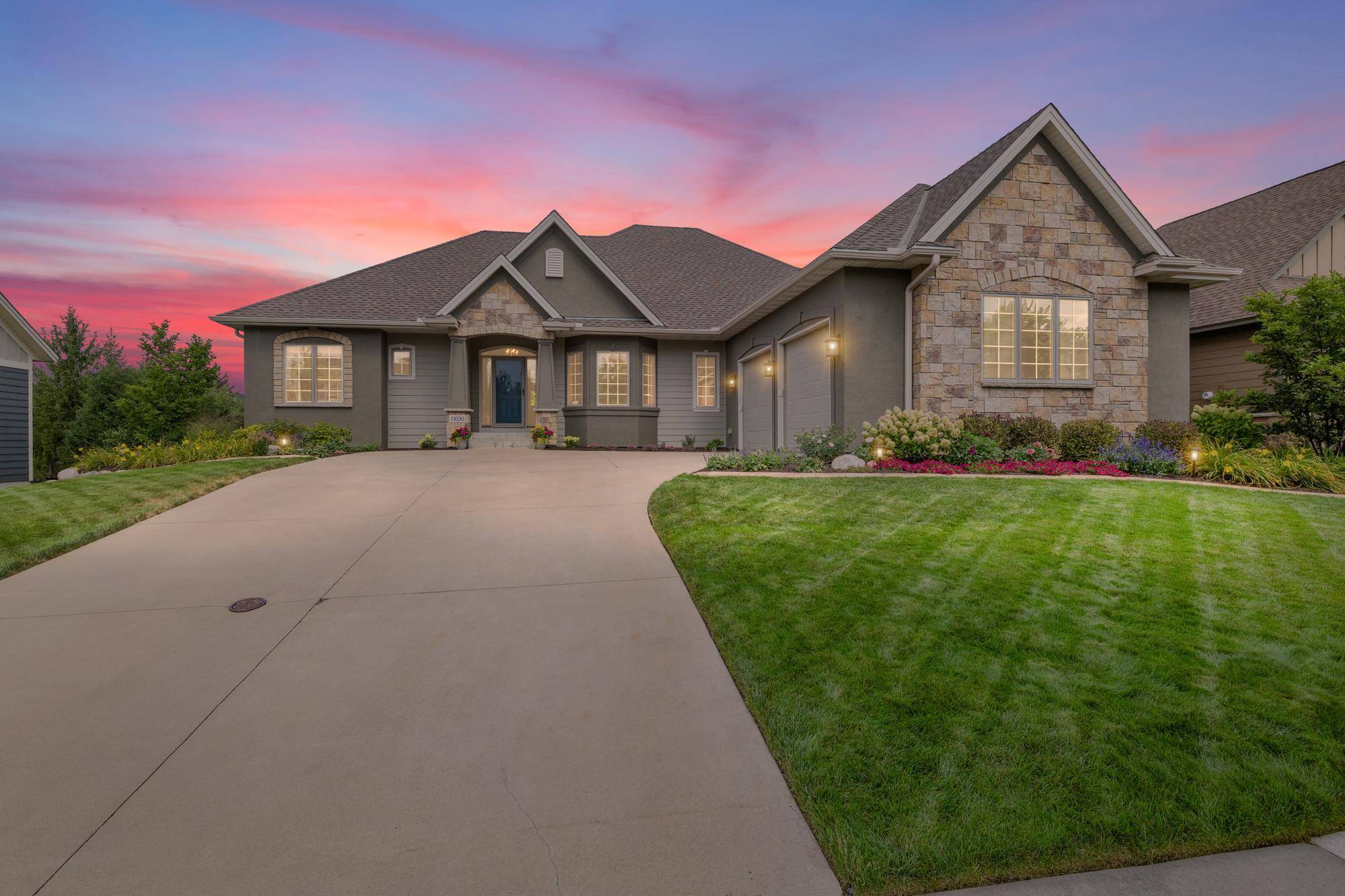 11030 Sweetwater PATH, Woodbury, MN 55129