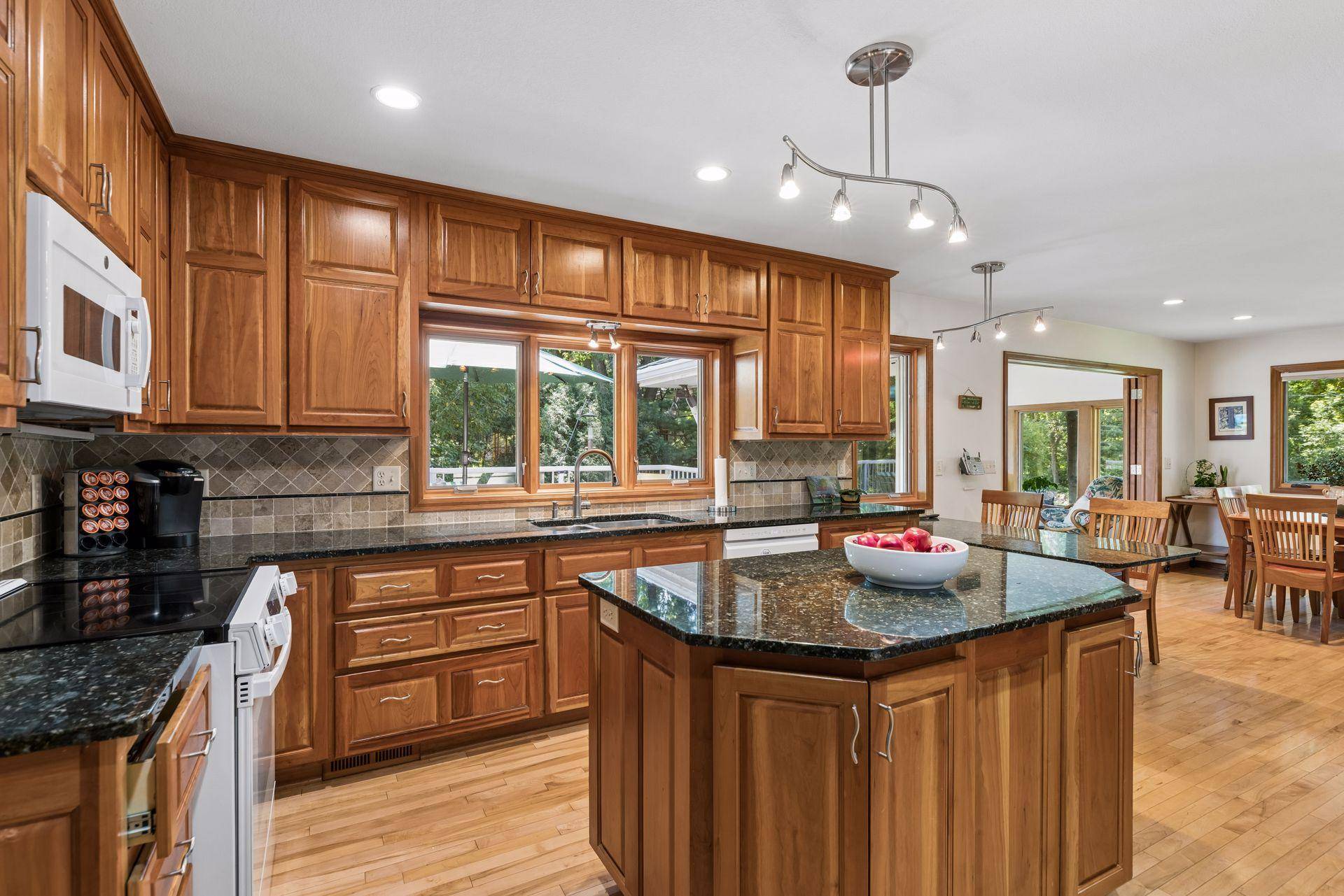 12915 Lone Oak DR, Minnetonka, MN 55305