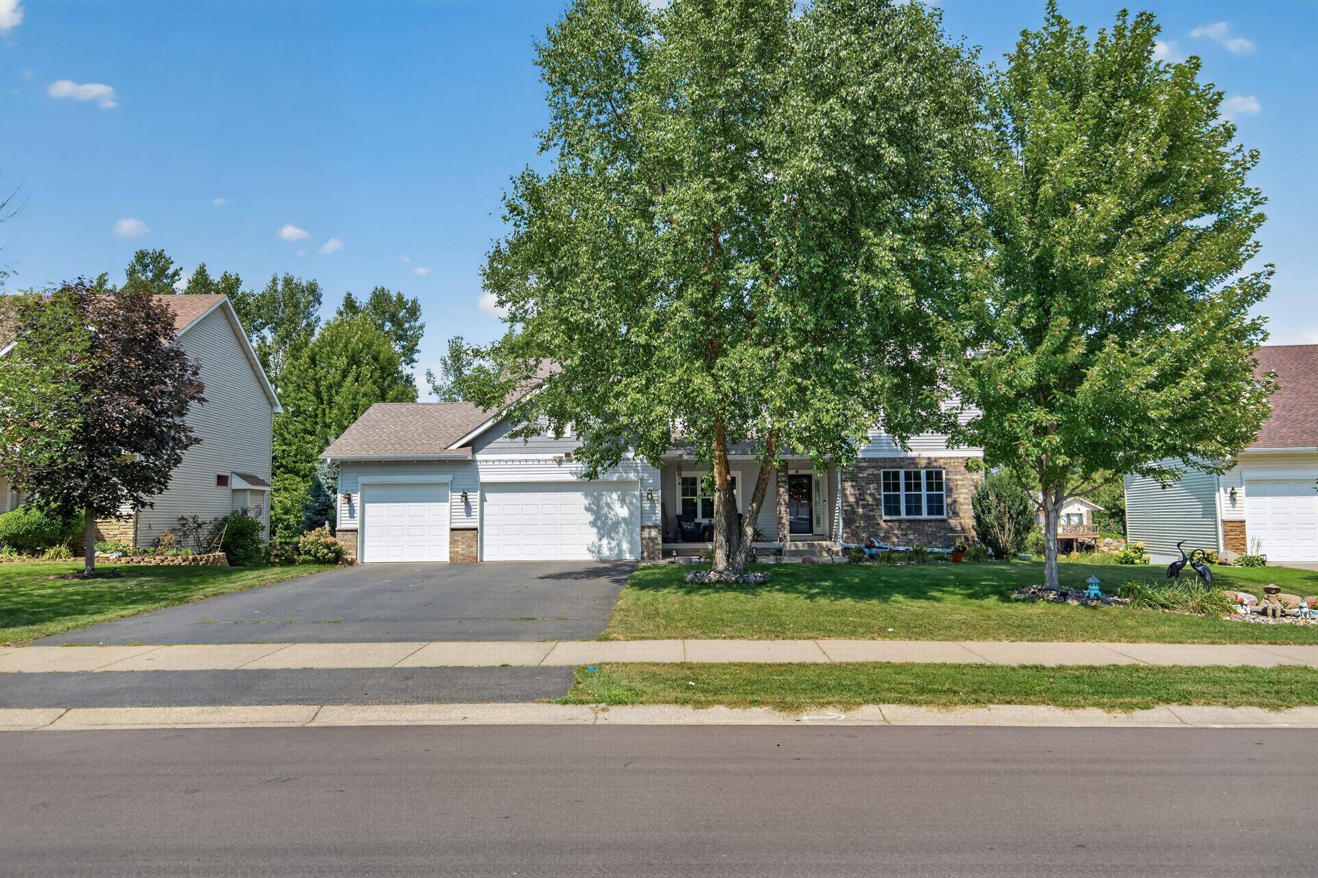 10548 Noble CIR N, Brooklyn Park, MN 55443