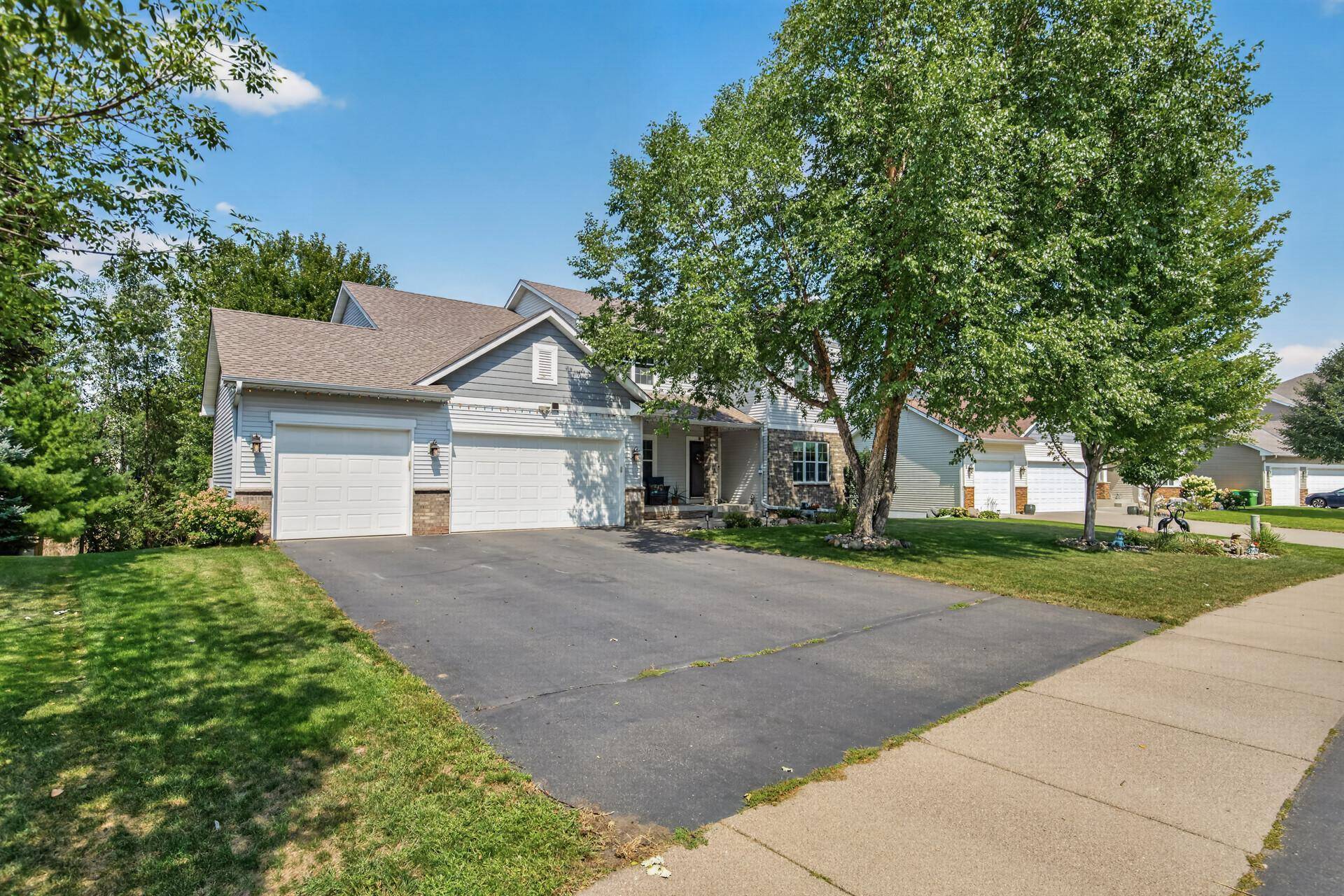 10548 Noble CIR N, Brooklyn Park, MN 55443