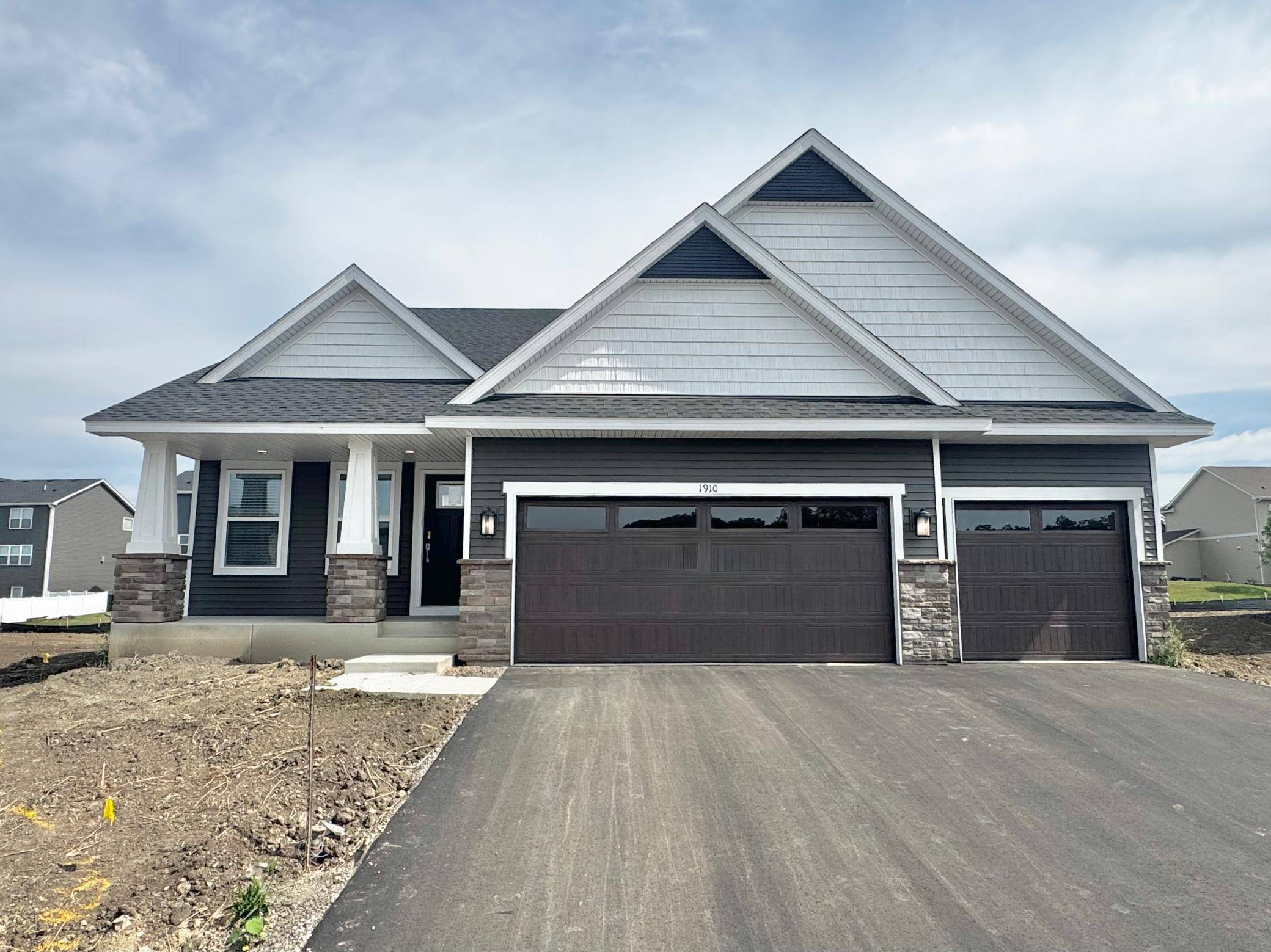 1910 Dogwood CT, Carver, MN 55315
