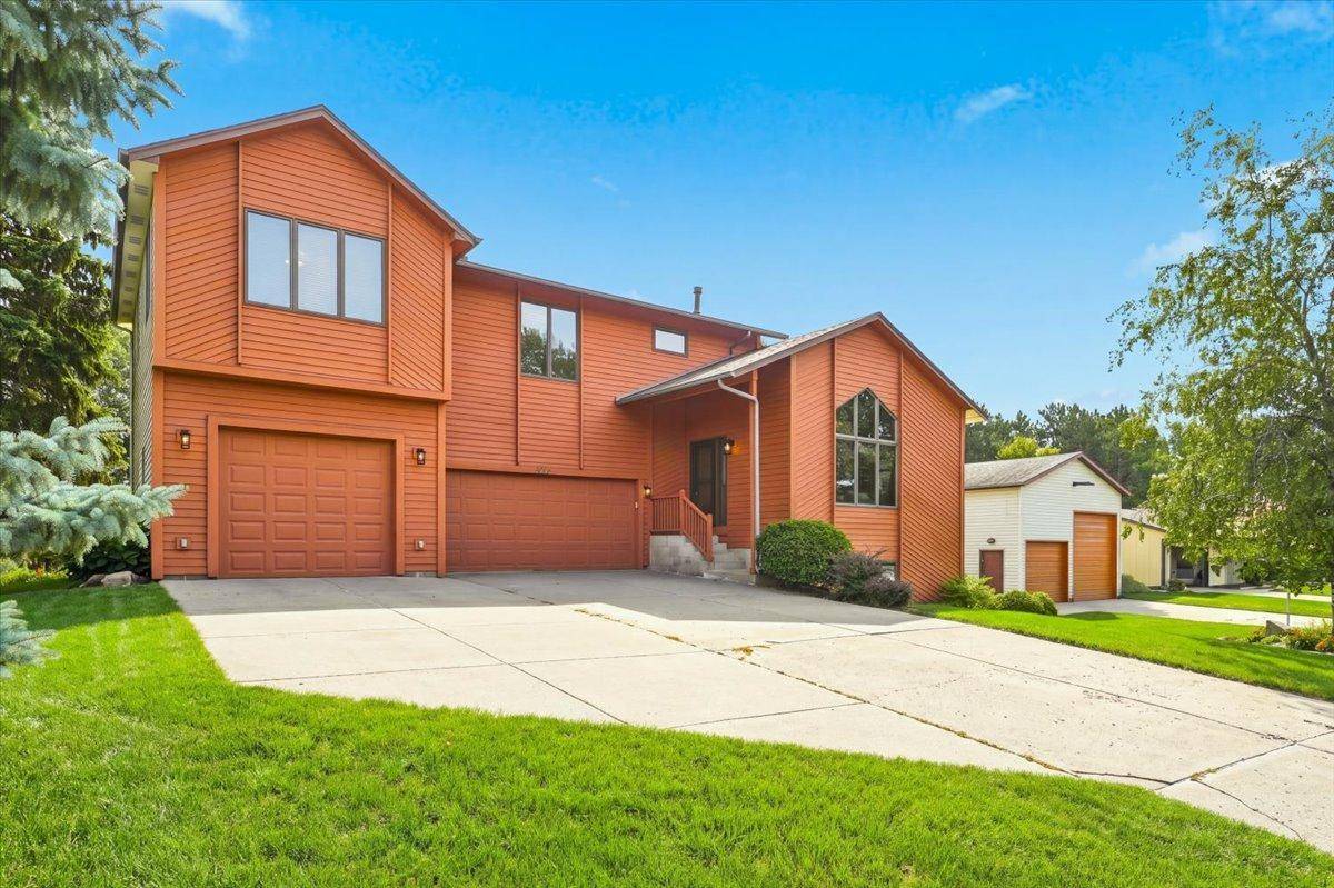 8006 Cooper AVE, Inver Grove Heights, MN 55076