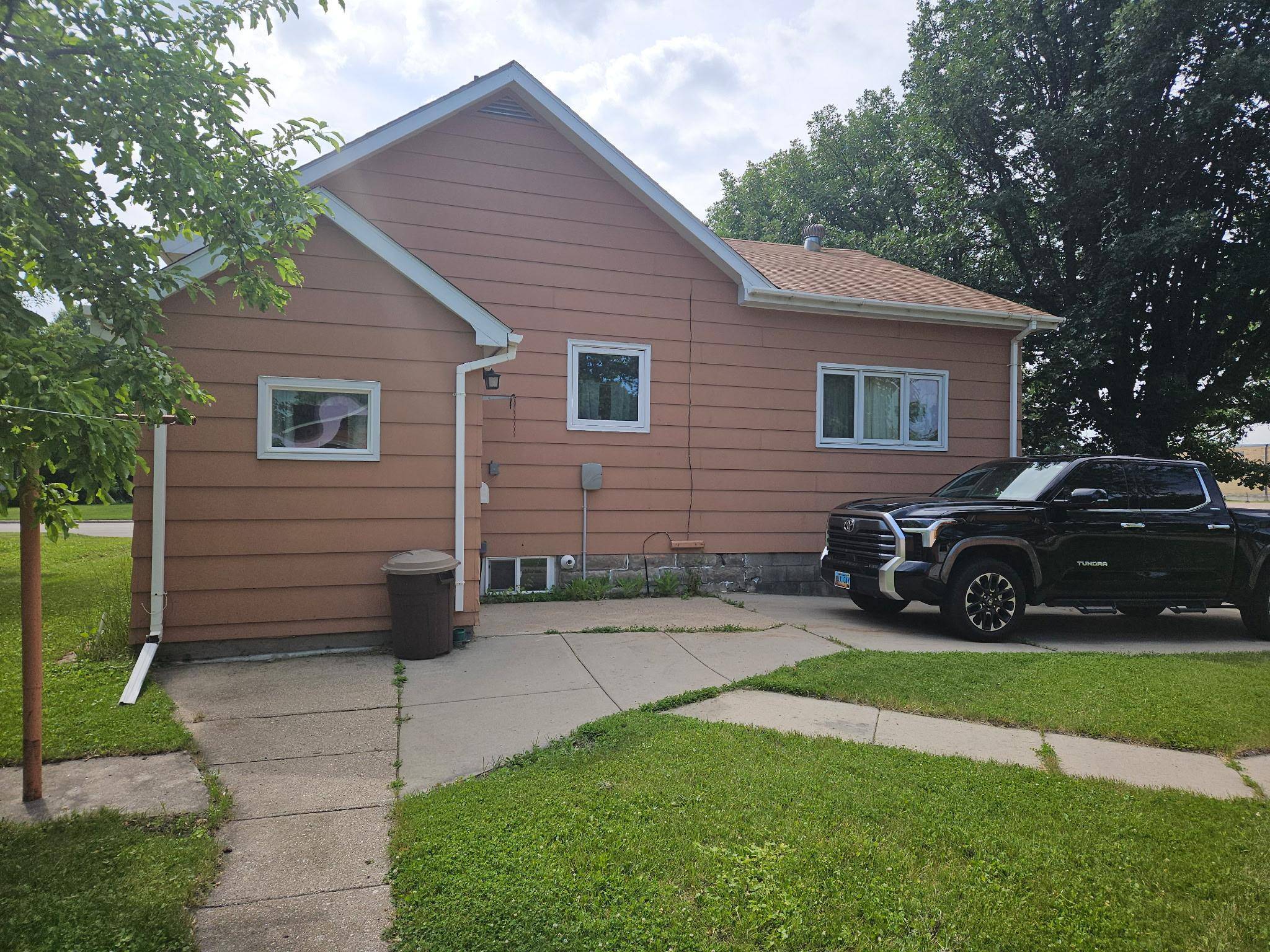 304 Arnold AVE S, Thief River Falls, MN 56701