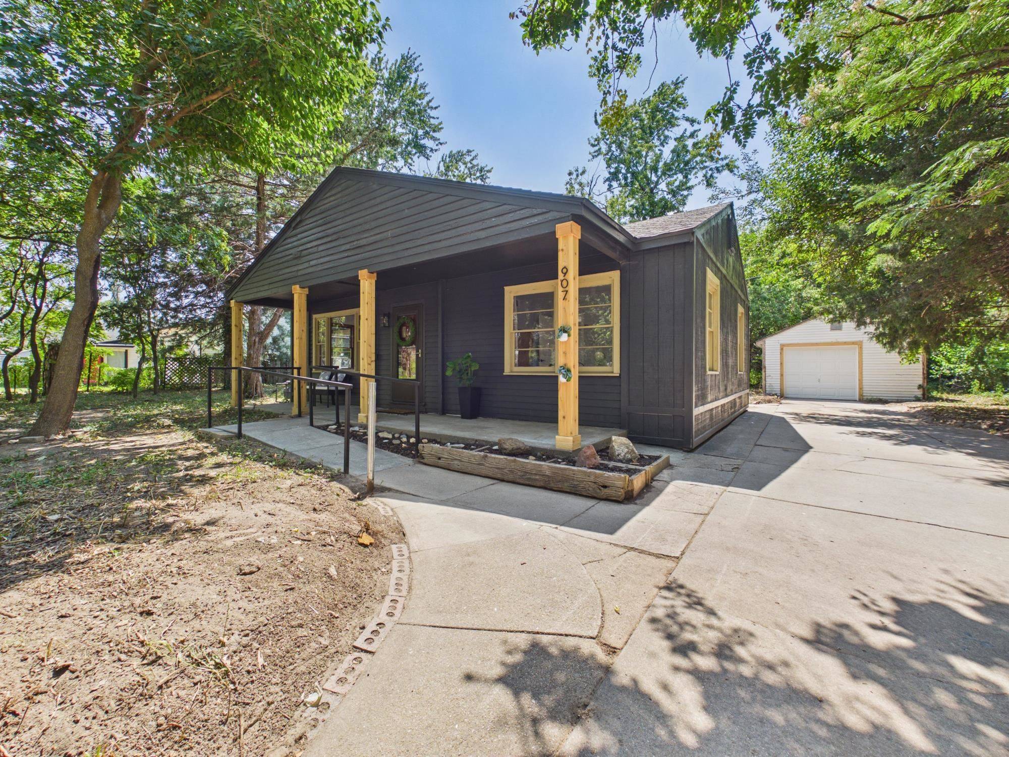 907 N Flora St, Wichita, KS 67212