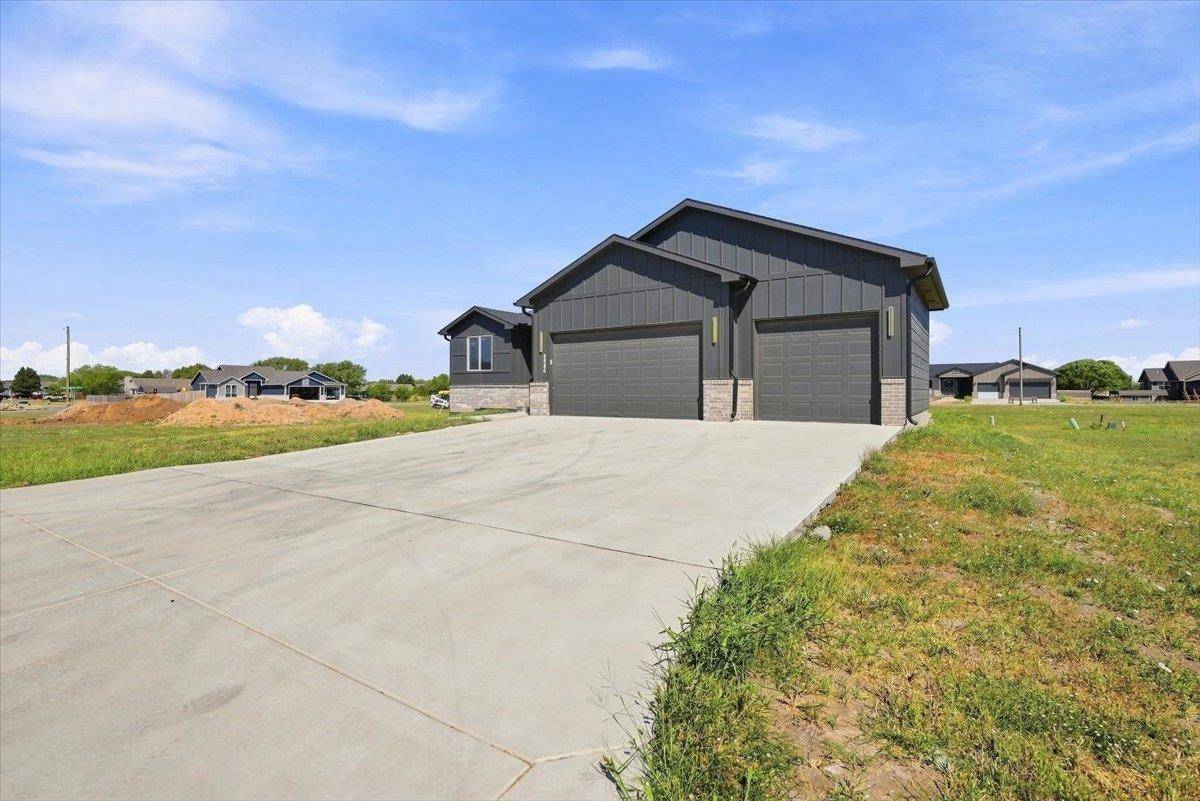 2904 E Sunnyslope St, Park City, KS 67219