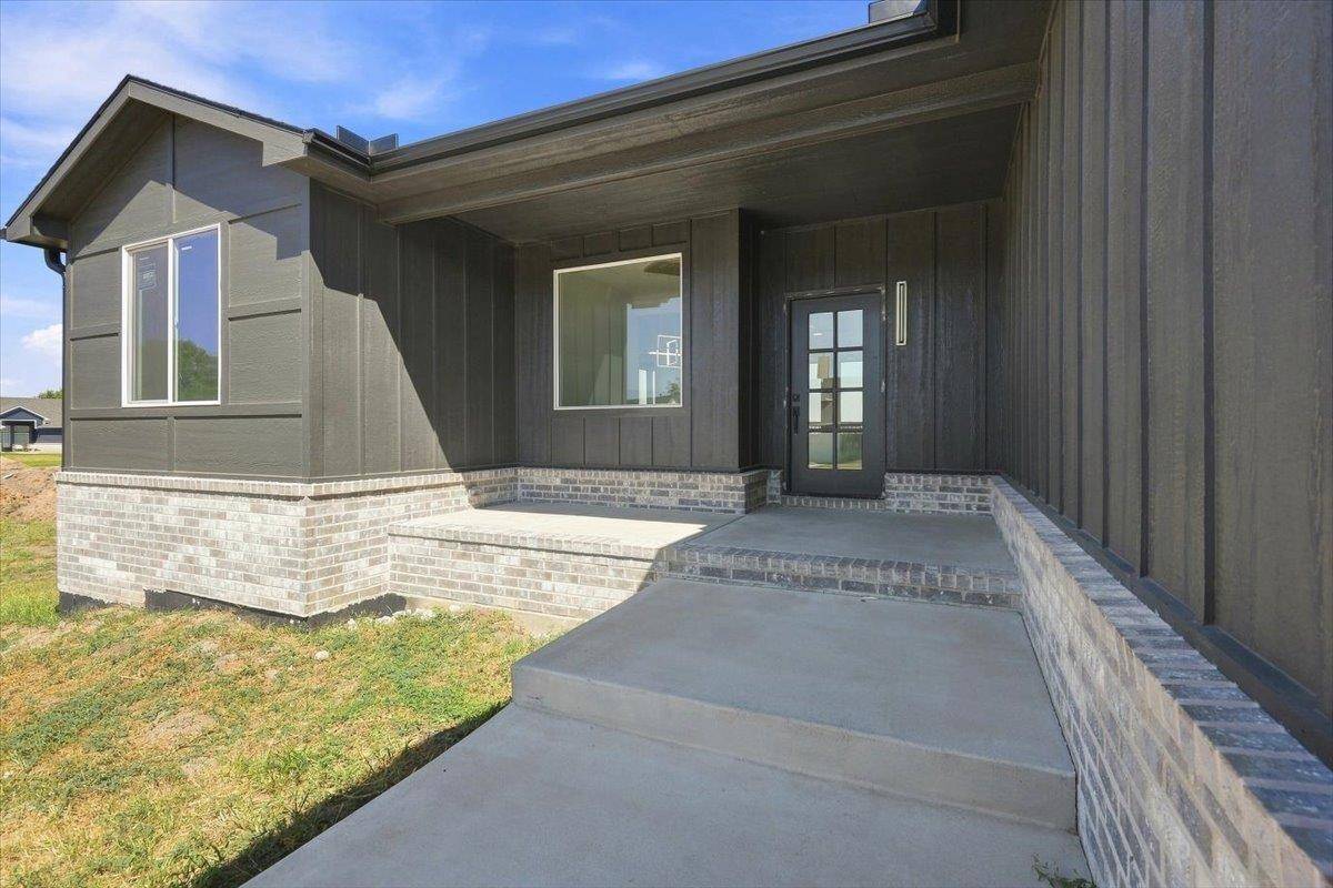 2904 E Sunnyslope St, Park City, KS 67219