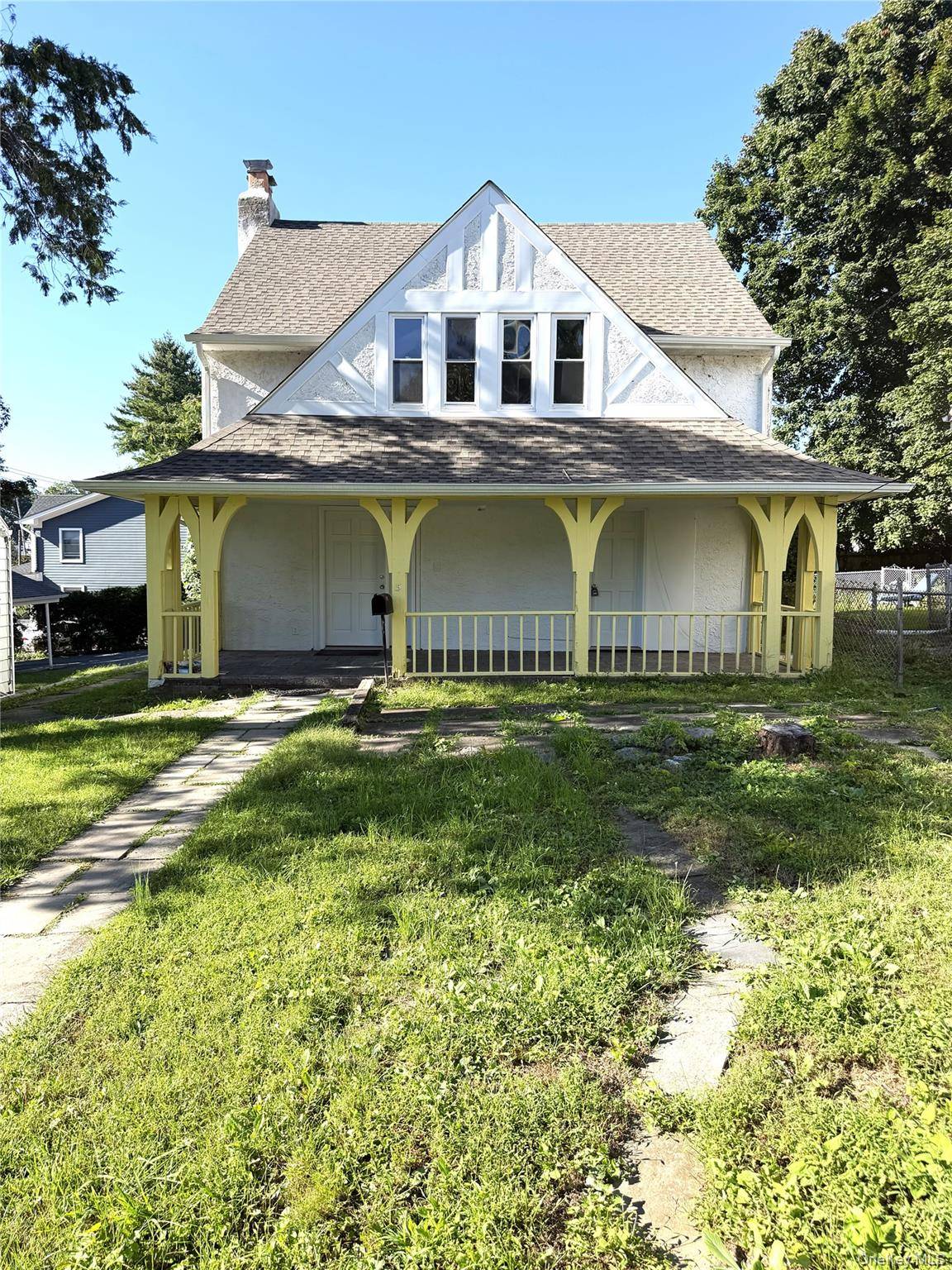 5 Crest PL, Elmsford, NY 10523
