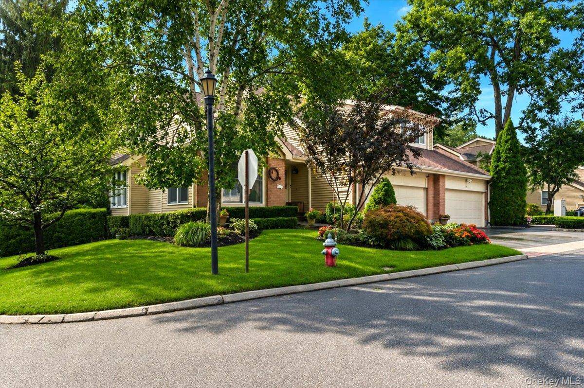 53 Willow Ridge DR, Smithtown, NY 11787