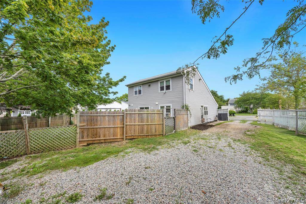 12 Handy LN, Medford, NY 11763