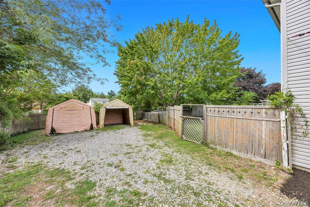 12 Handy LN, Medford, NY 11763