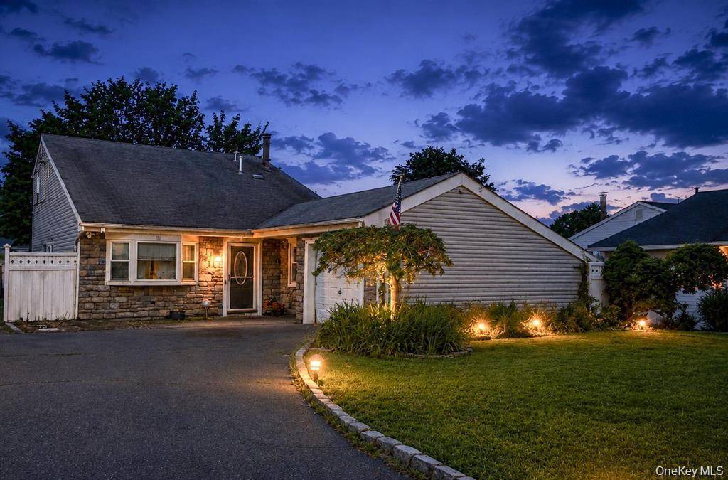 12 Handy LN, Medford, NY 11763