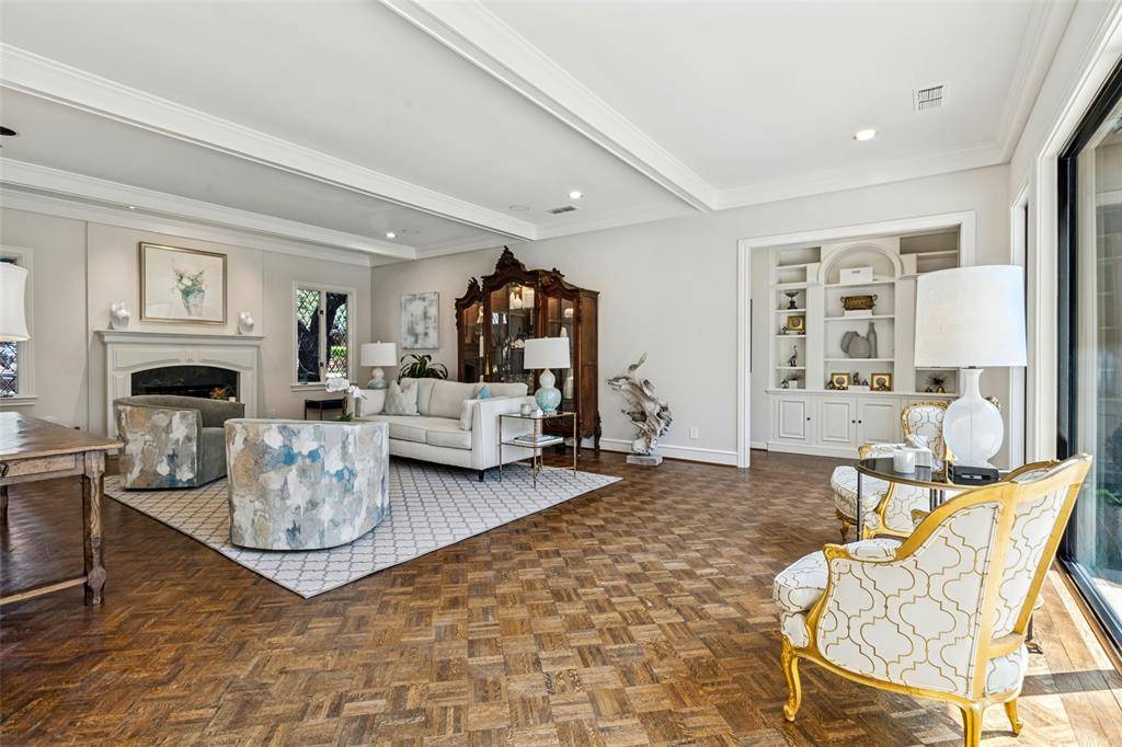 10 Saint Laurent Place, Dallas, TX 75225