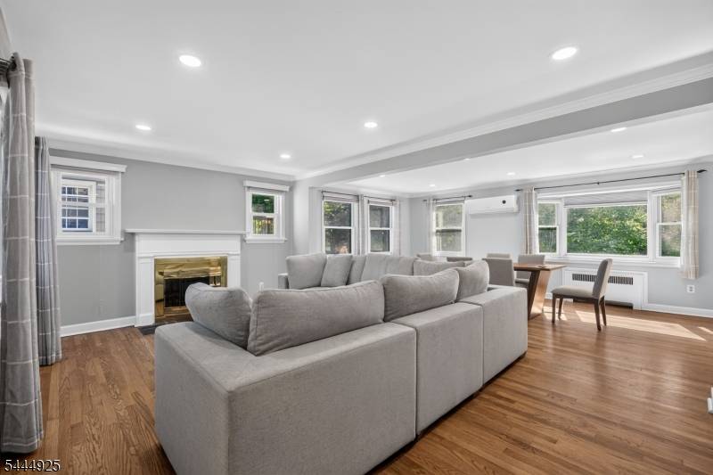29 Laurel Ave, Livingston Twp., NJ 07039